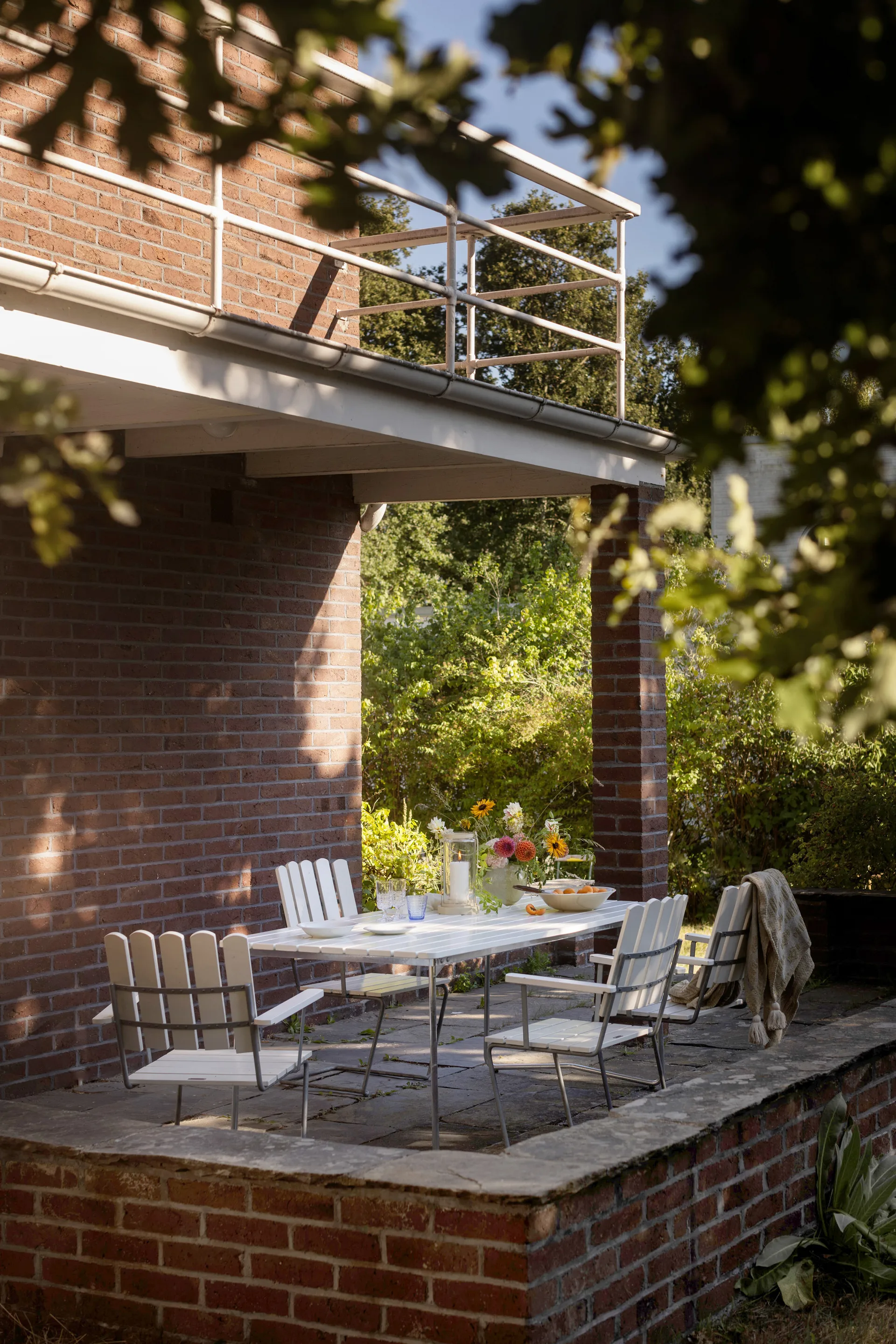 B31 Esstisch, Eiche weiß lackiert, warmverzinkt Grythyttan Stålmöbler