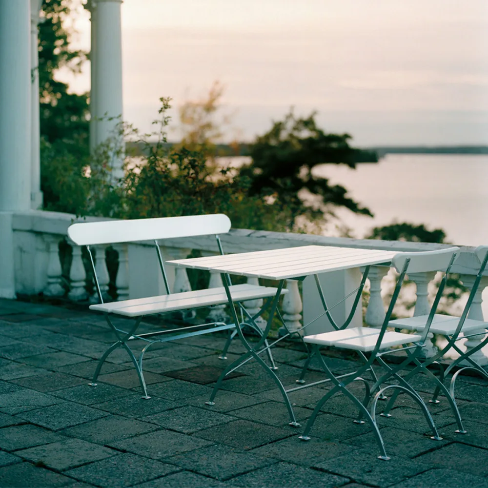 Biergarten-Sofa, Eiche weiß lackiert, warmverzinkt Grythyttan Stålmöbler