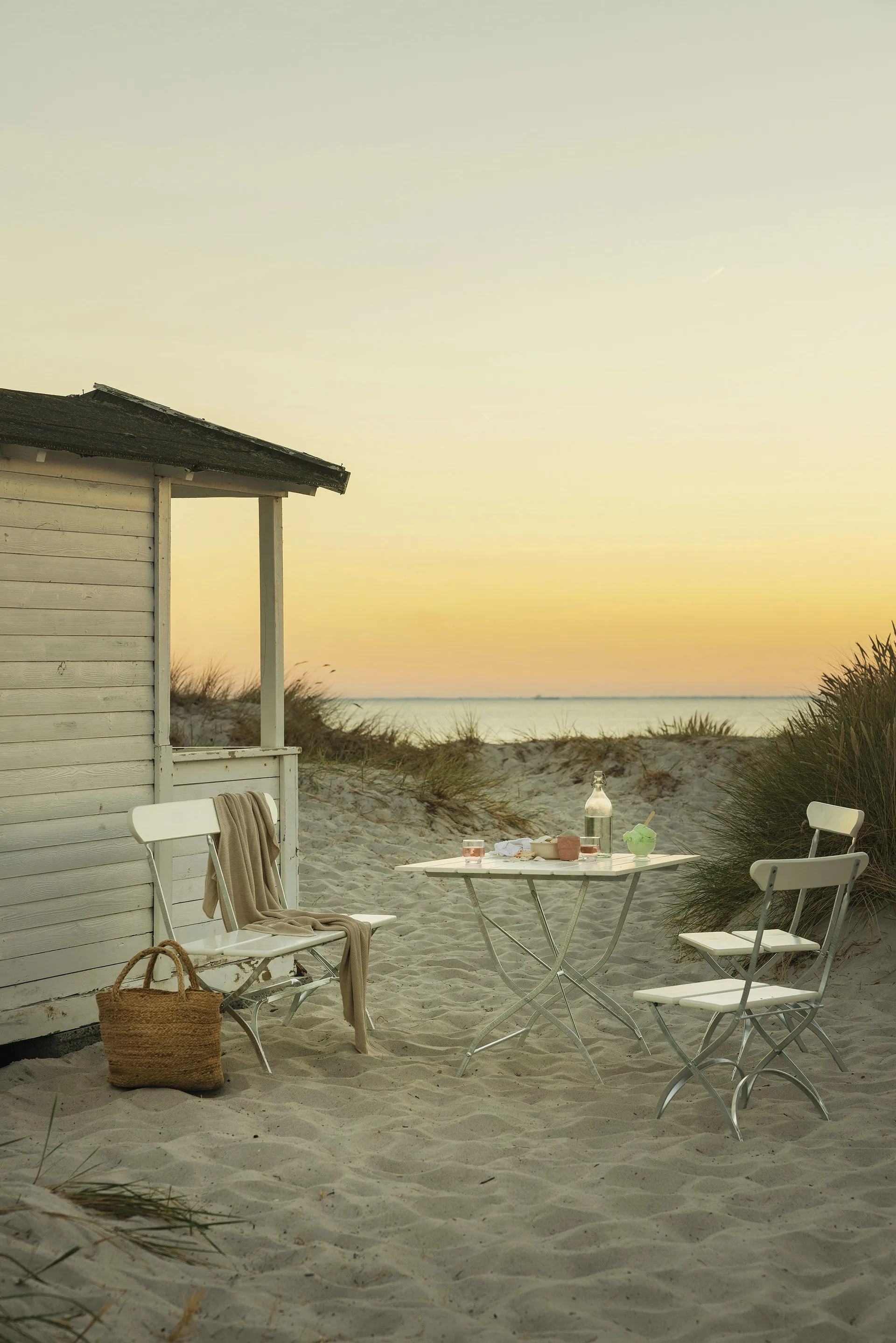 Biergarten-Tisch, Eiche weiß lackiert, warmverzinkt Grythyttan Stålmöbler