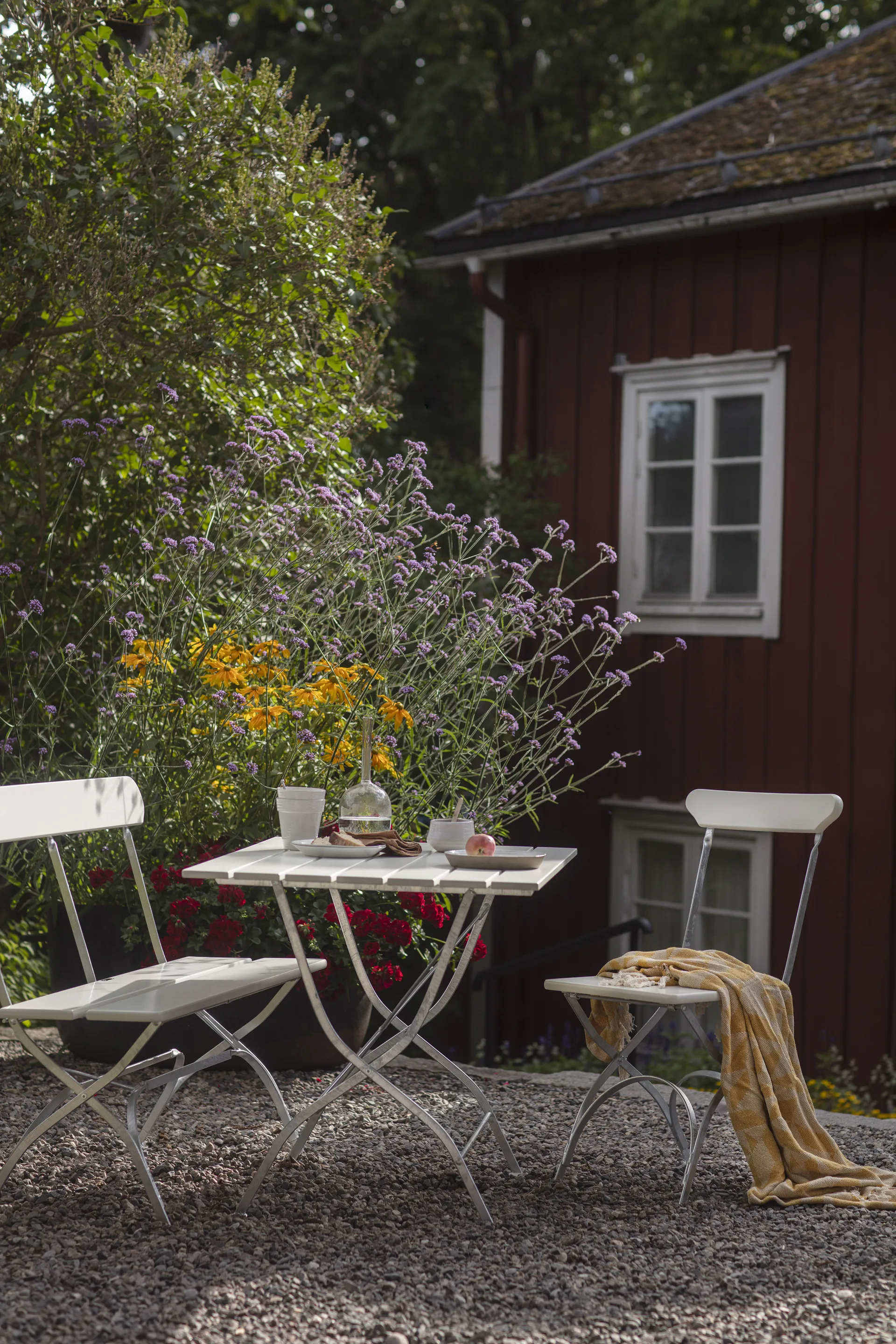 Biergarten-Tisch, Eiche weiß lackiert, warmverzinkt Grythyttan Stålmöbler