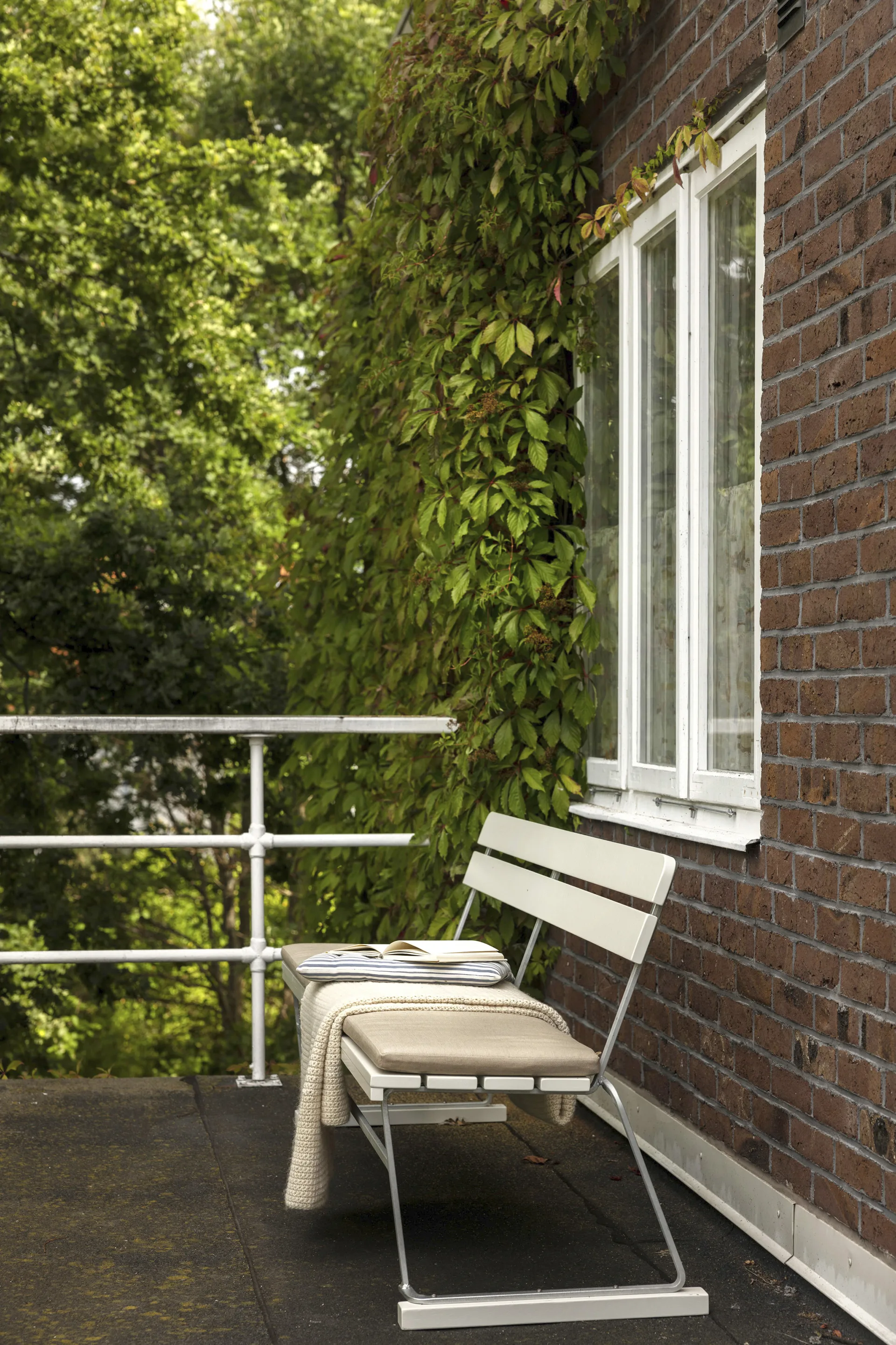 Sofa 5, Eiche weiß lackiert, Gestell warmverzinkt Grythyttan Stålmöbler