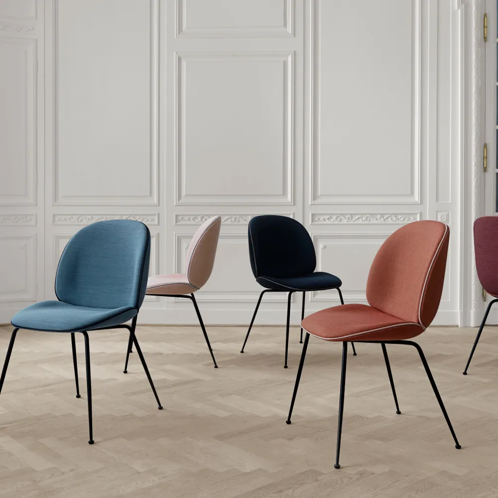 Beetle dining chair fully upholstered conic base, Stoff velluto cotone 970 dunkelblau, Gestell aus schwarzem Stahl GUBI