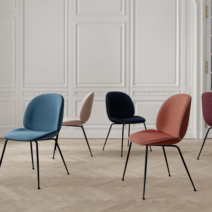 Beetle dining chair fully upholstered conic base, Stoff velluto cotone 970 dunkelblau, Gestell aus schwarzem Stahl GUBI