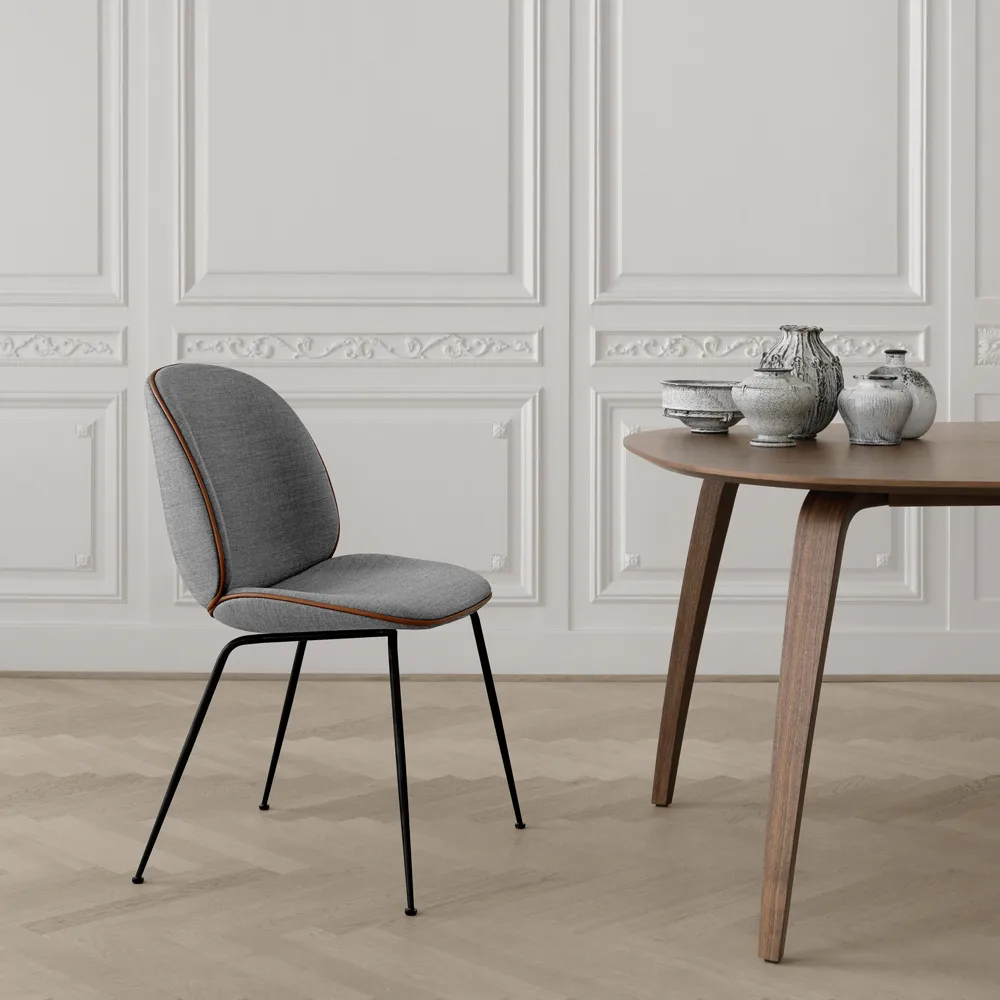 Beetle dining chair fully upholstered conic base, Stoff velluto cotone 970 dunkelblau, Gestell aus schwarzem Stahl GUBI