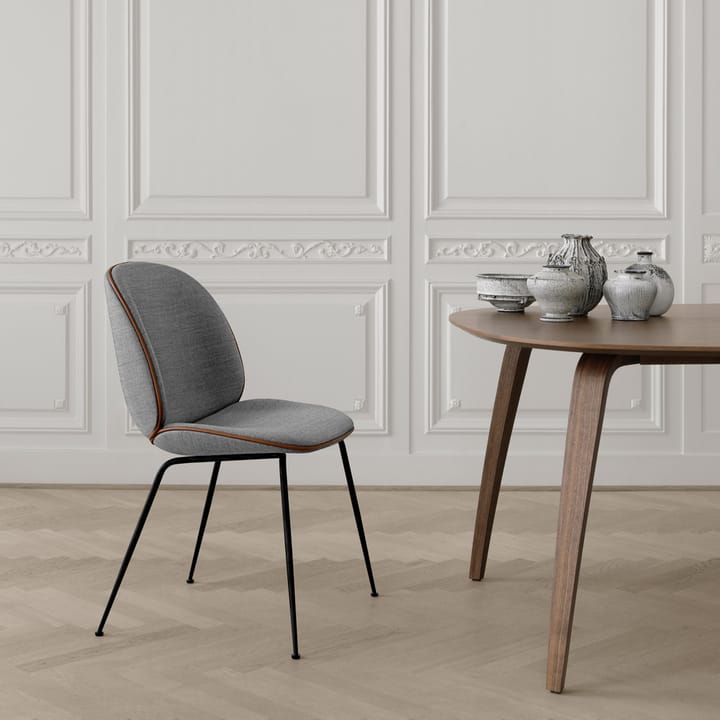 Beetle dining chair fully upholstered conic base, Stoff velluto cotone 970 dunkelblau, Gestell aus schwarzem Stahl GUBI