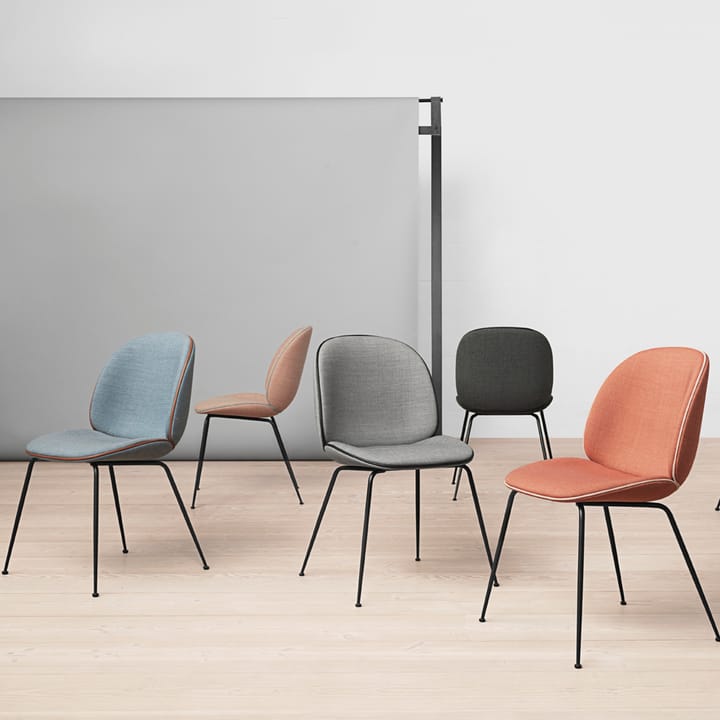 Beetle dining chair fully upholstered conic base, Stoff velluto cotone 970 dunkelblau, Gestell aus schwarzem Stahl GUBI
