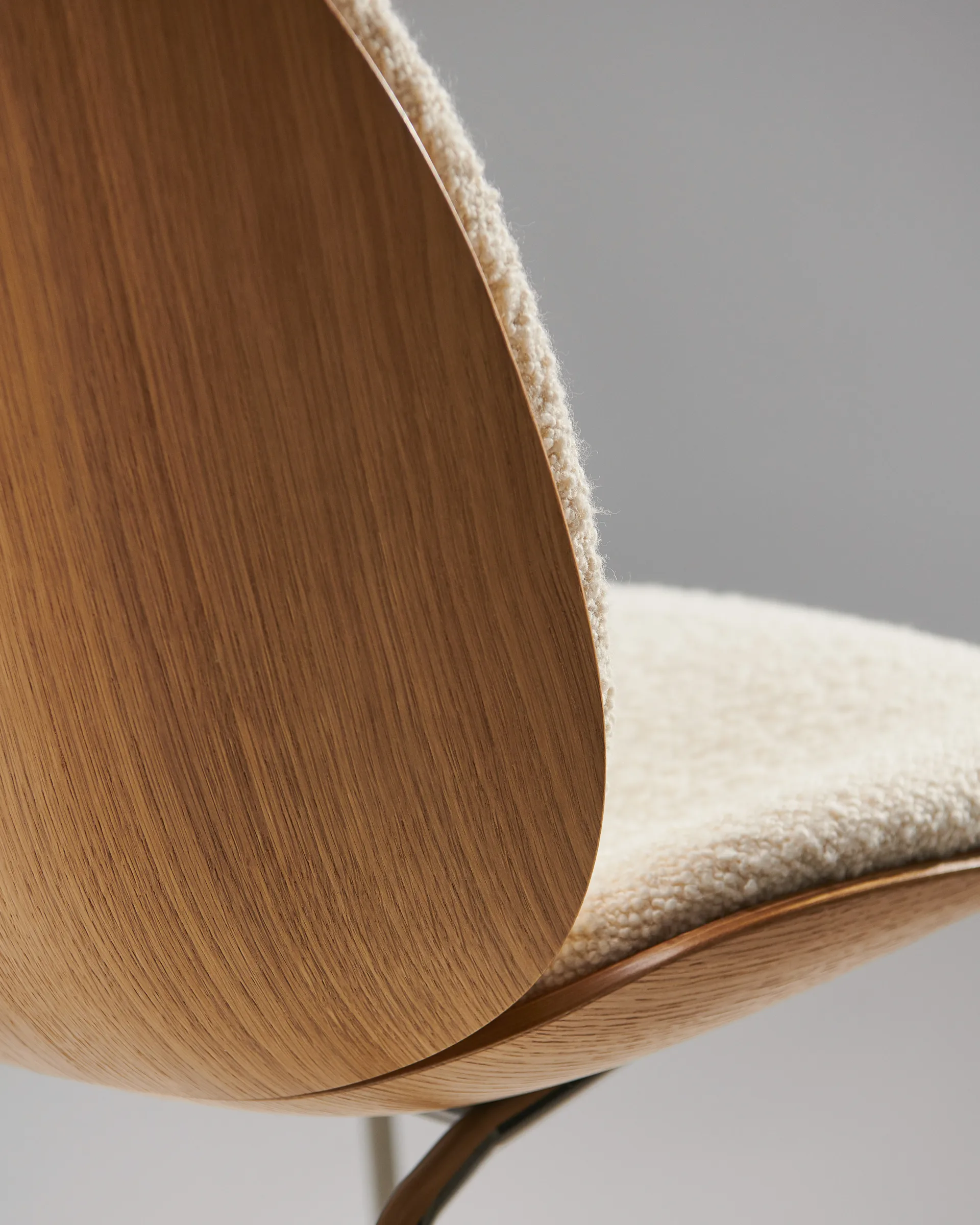 Beetle Stuhl Eiche mit Stoffbezug, Schwarzchrom-Karakorum 001 GUBI