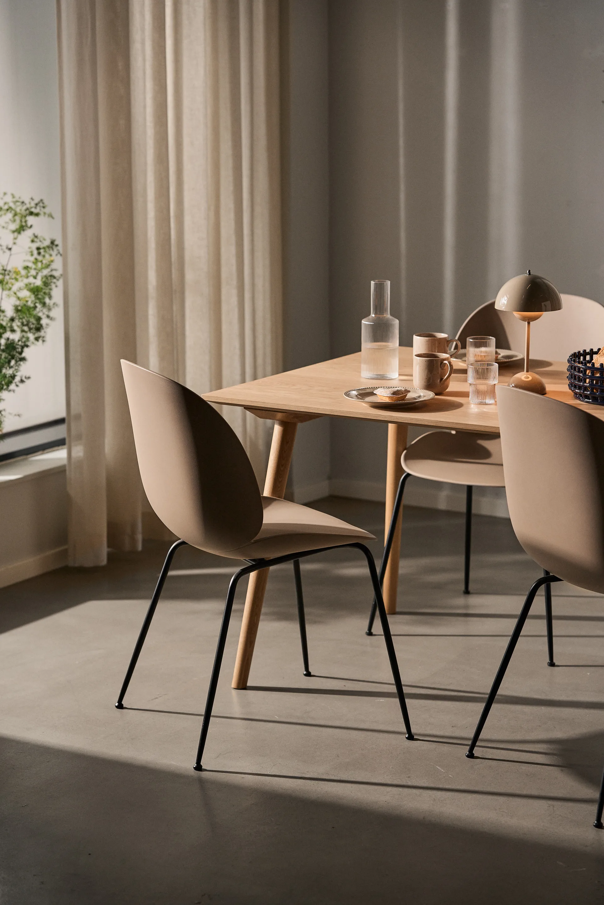 Beetle Stuhl, New beige, Gestell aus schwarzchrom Stahl GUBI