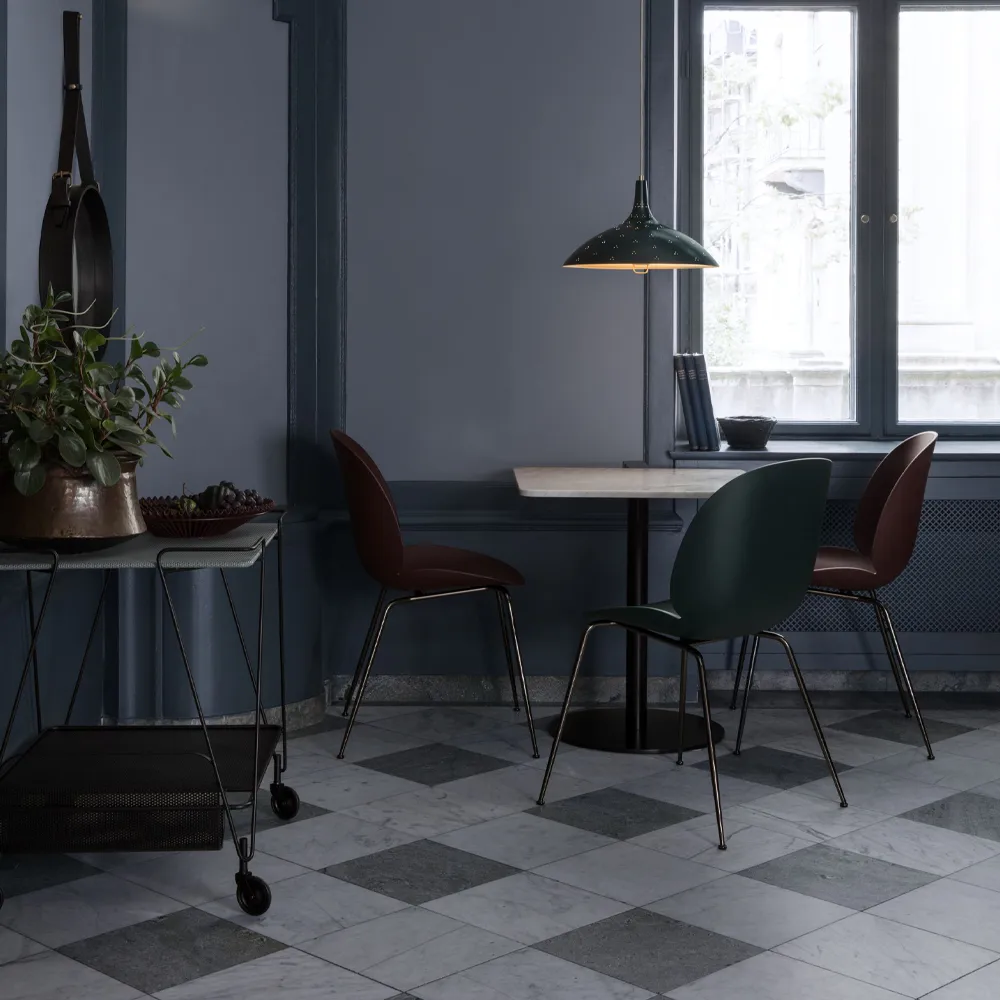 Beetle Stuhl, New beige, schwarzgebeitztes Buchenstativ GUBI