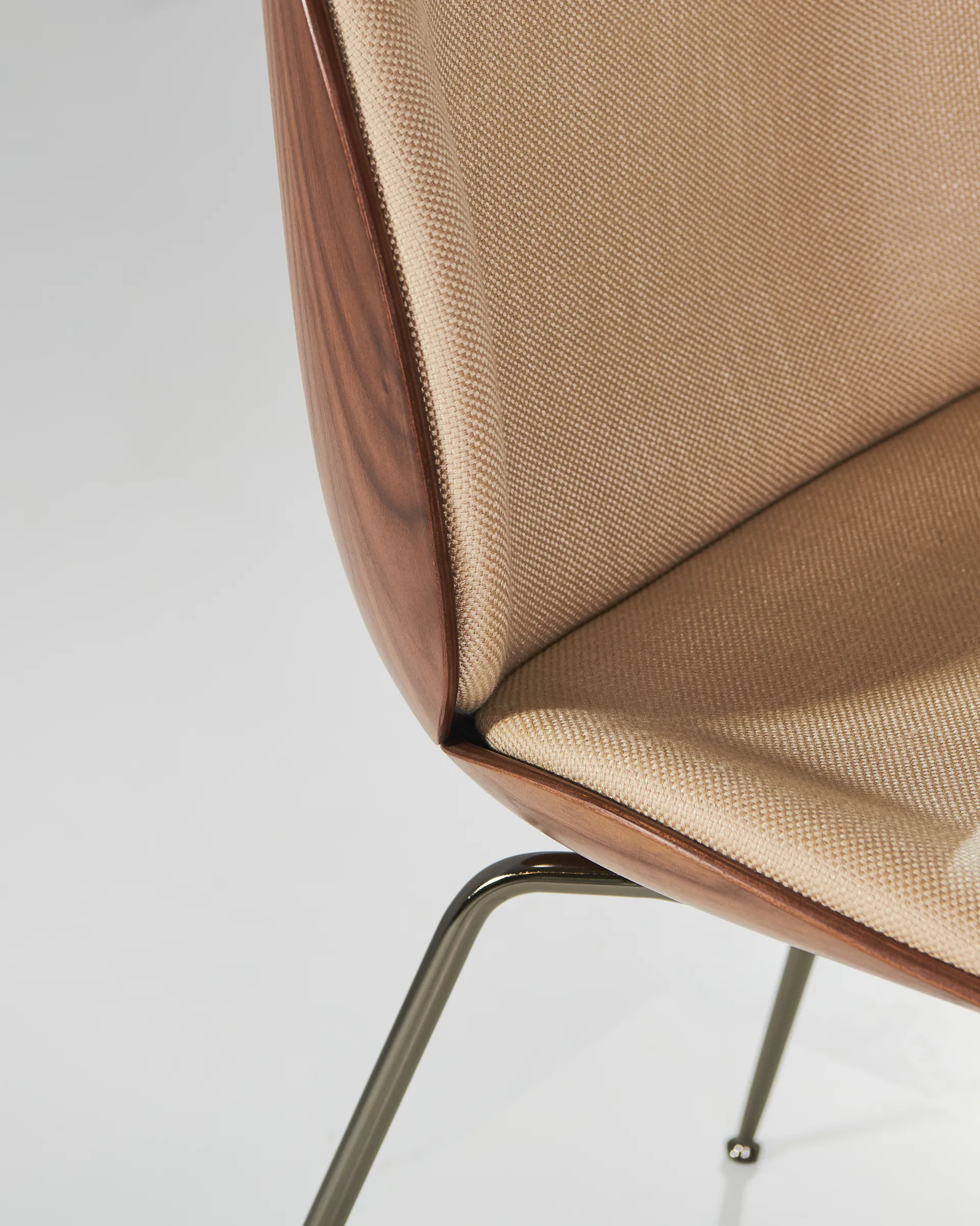 Beetle Stuhl Walnuss mit Stoffbezug, Schwarzchrom-Flair 134 GUBI