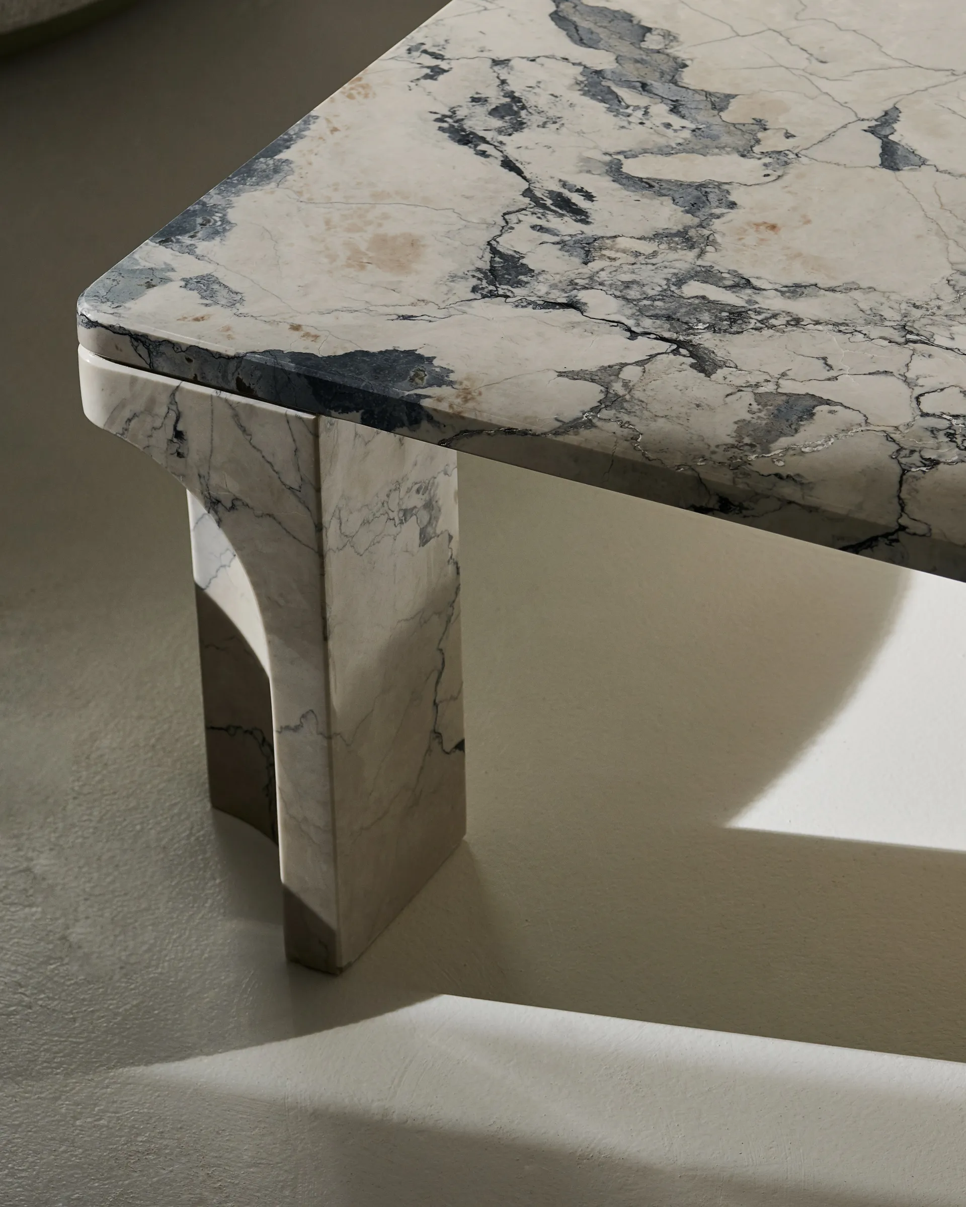 Doric Couchtisch 80 x 80 cm, Electric Grey GUBI