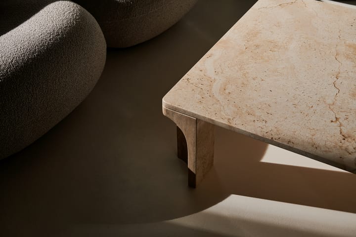 Doric Couchtisch 80 x 80 cm, Neutral-White-Travertine GUBI