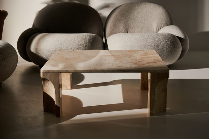 Doric Couchtisch 80 x 80 cm, Neutral-White-Travertine GUBI