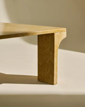 Doric Couchtisch - Honey Amber Marmor, 80x80 cm - GUBI