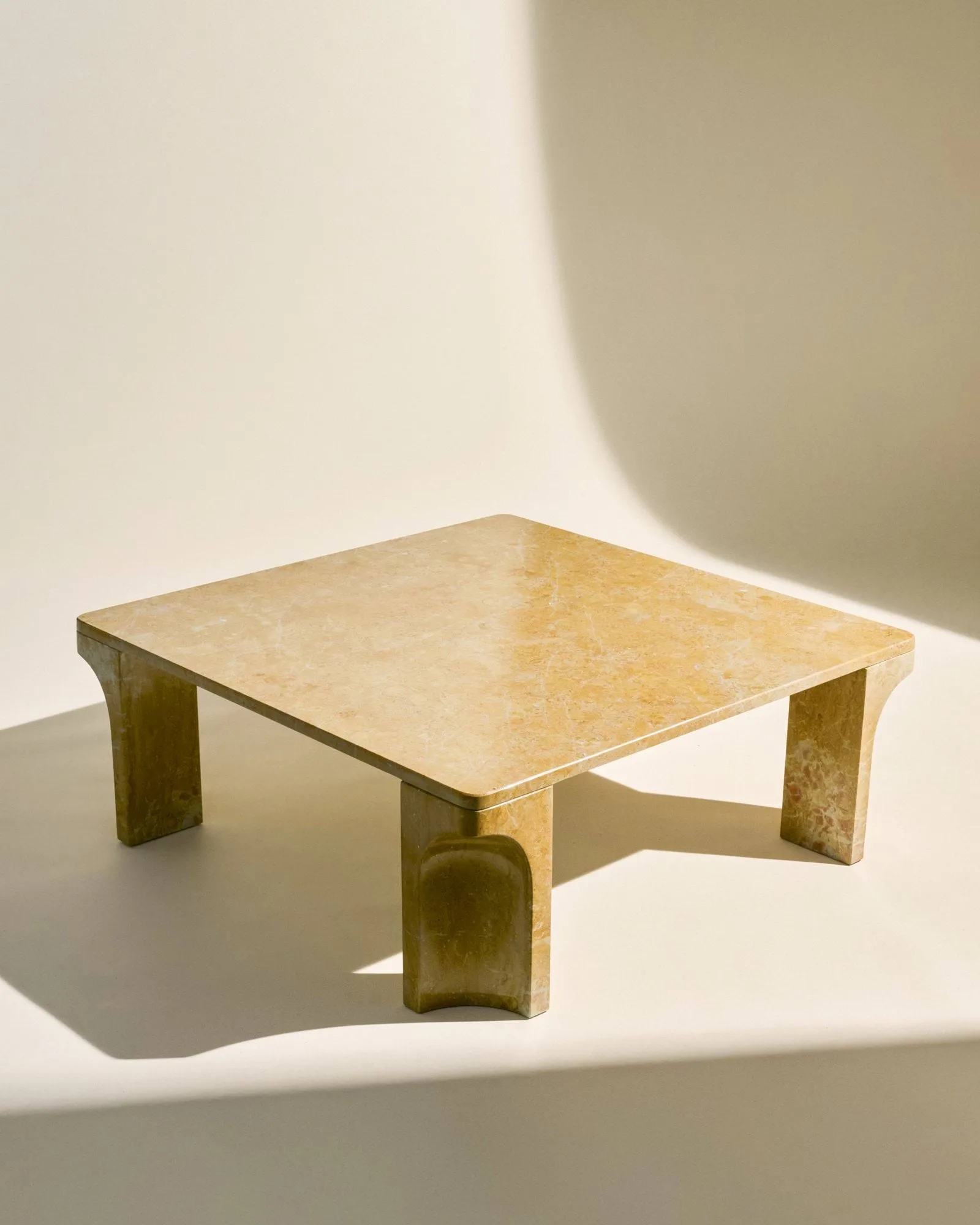 Doric Couchtisch, Honey Amber Marmor, 80x80 cm GUBI