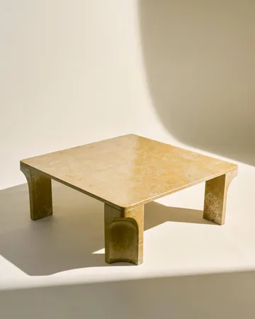 Doric Couchtisch - Honey Amber Marmor, 80x80 cm - GUBI