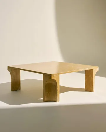 Doric Couchtisch - Honey Amber Marmor, 80x80 cm - GUBI
