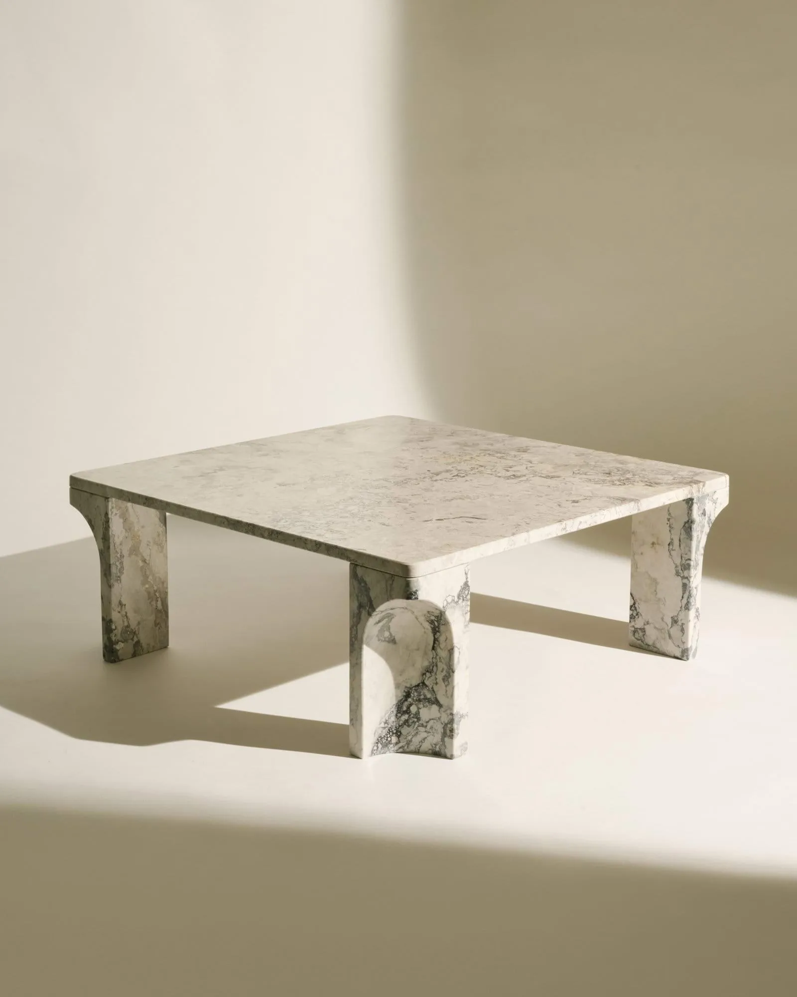 Doric Couchtisch, Stormy Gray Marmor, 80x80 cm GUBI