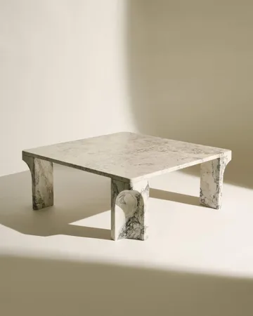 Doric Couchtisch - Stormy Gray Marmor, 80x80 cm - GUBI