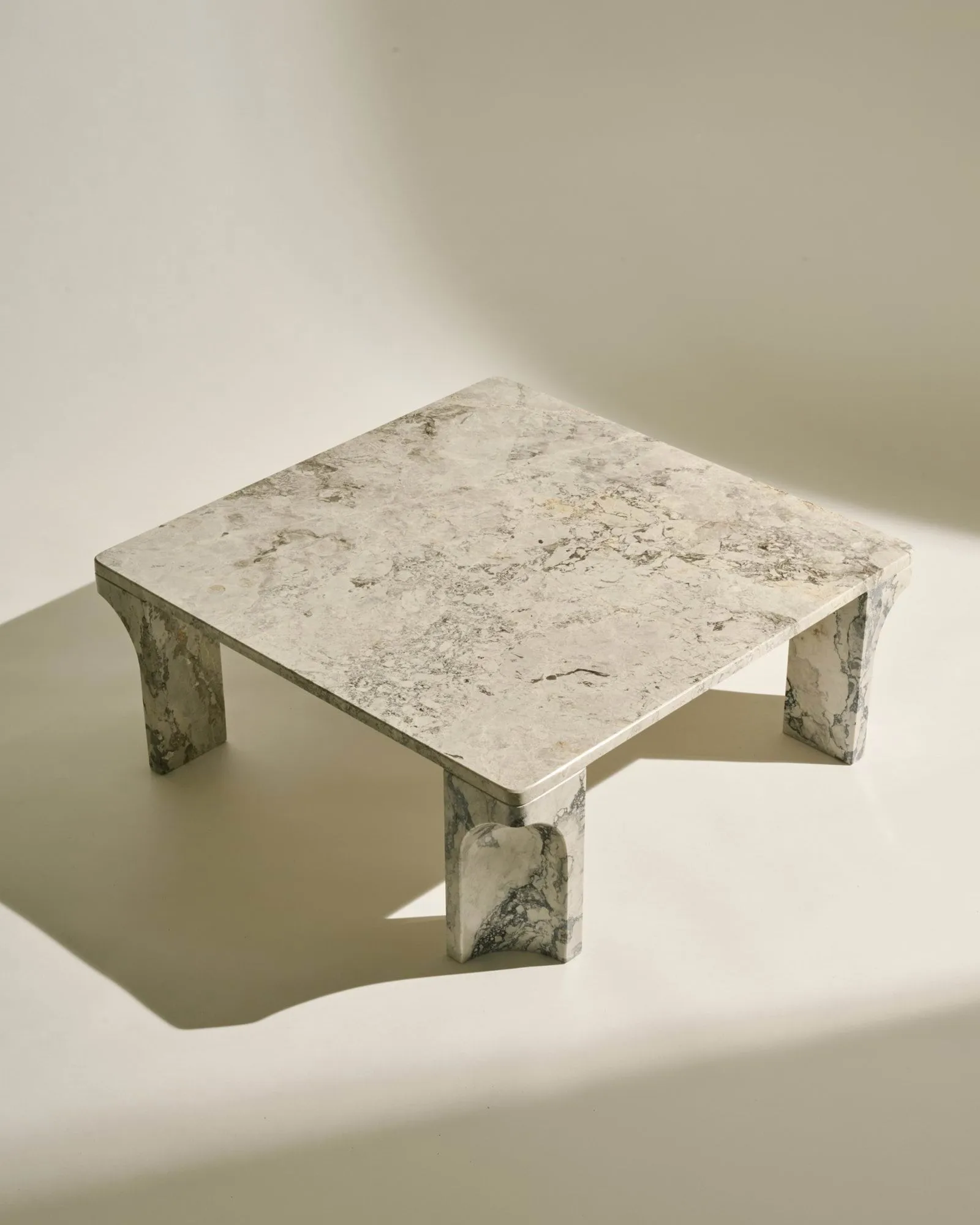 Doric Couchtisch, Stormy Gray Marmor, 80x80 cm GUBI