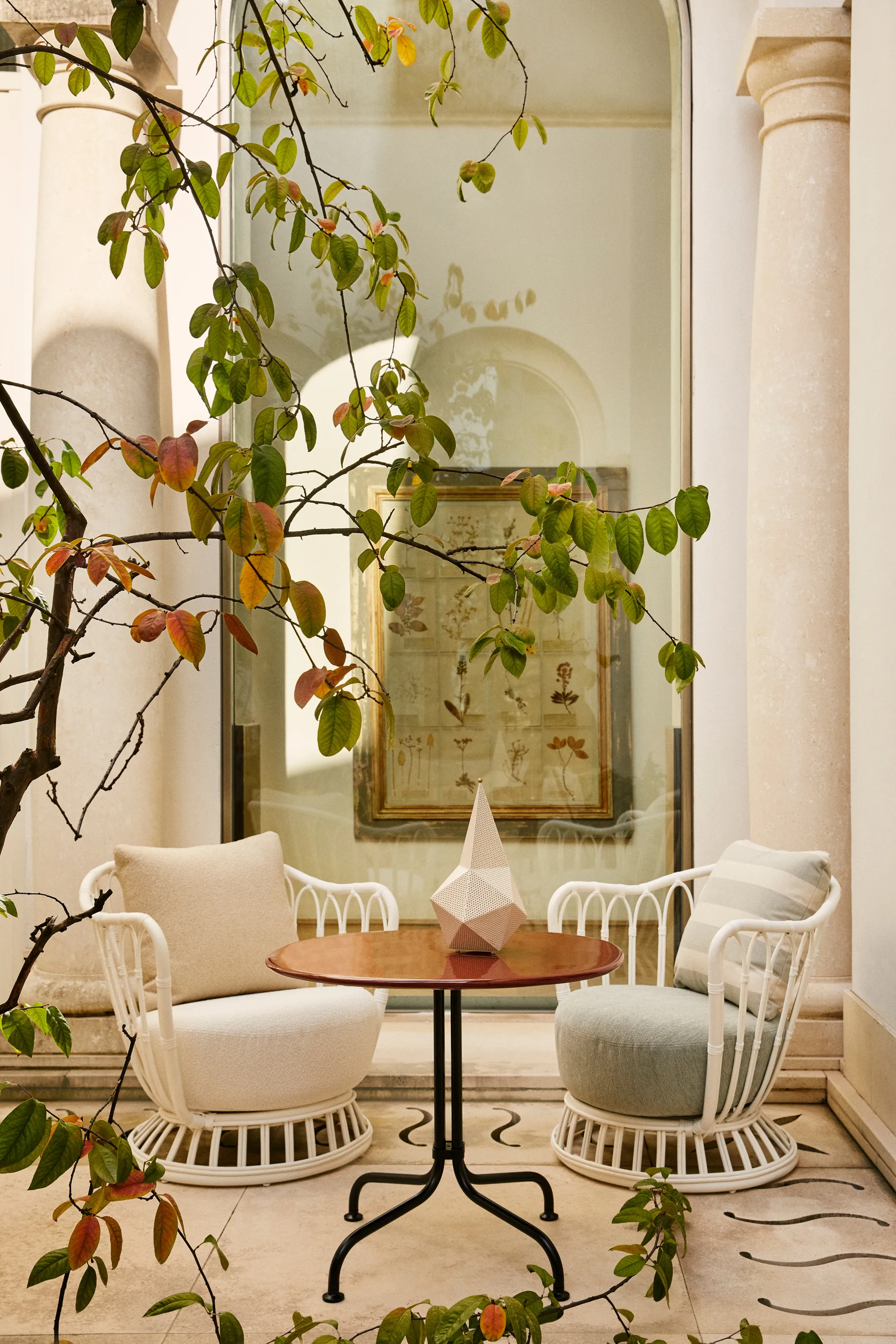 Grace Outdoor Lounge Stuhl, Leslie Limonta 006-020-alabaster white GUBI