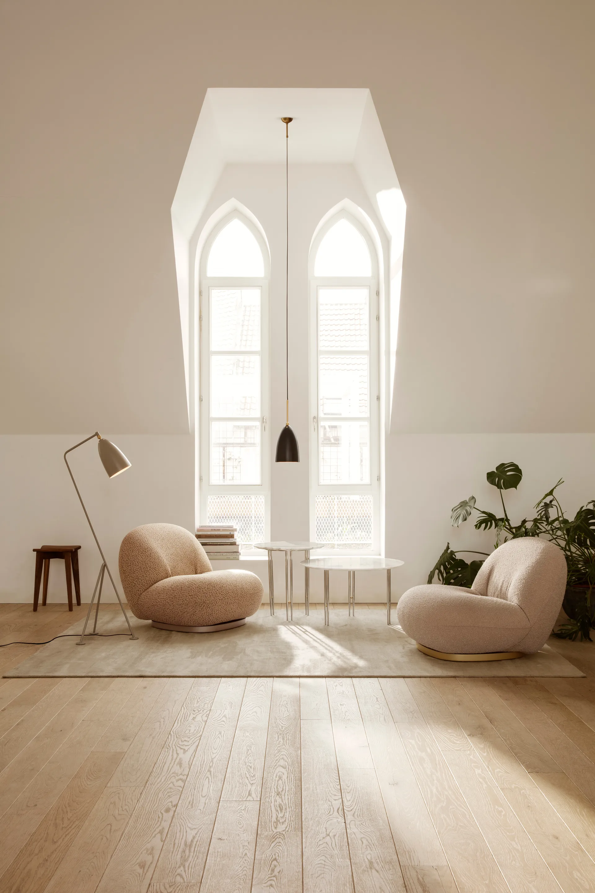 Gräshoppa Stehleuchte, Olivbraun GUBI