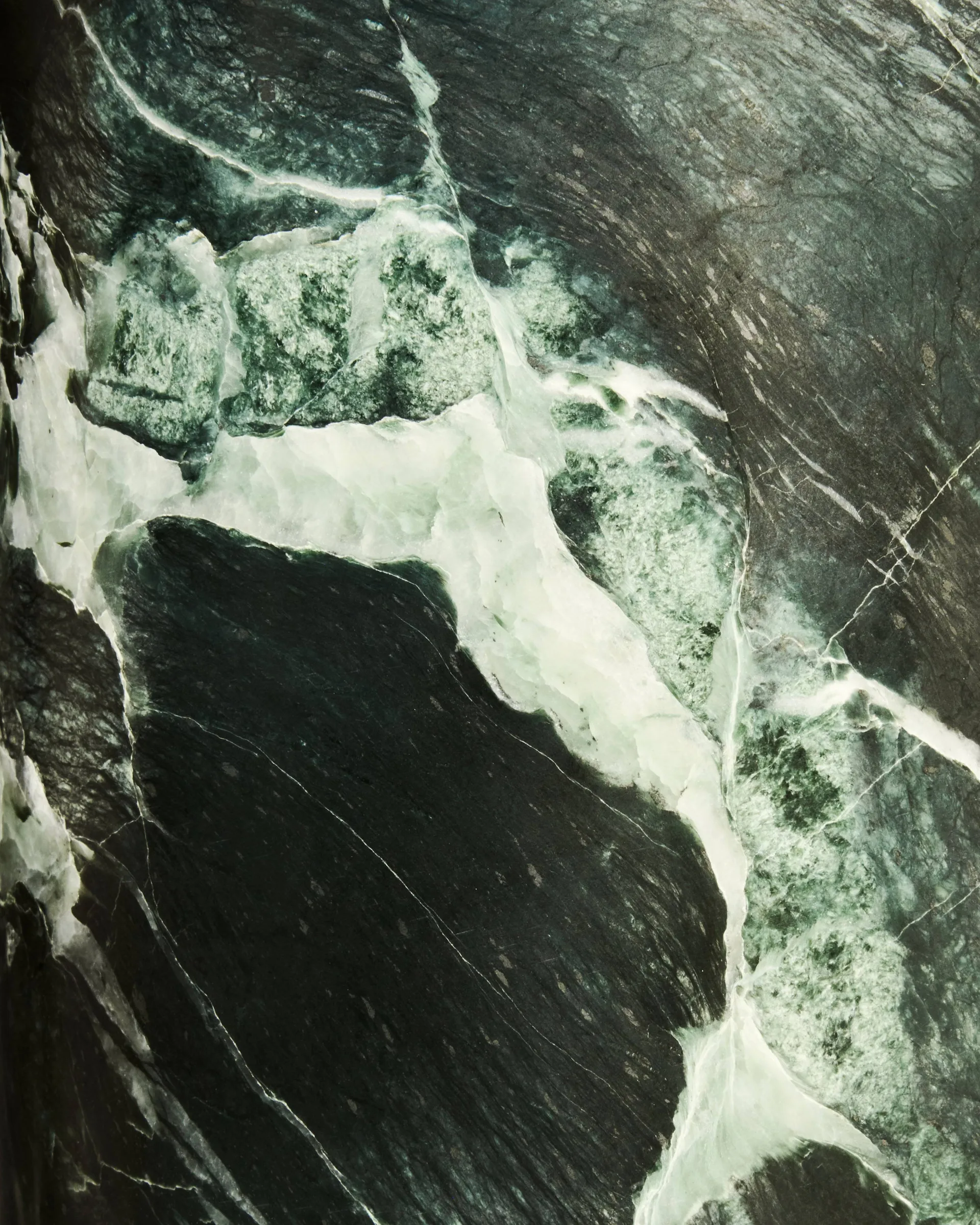 Gravity L Tischleuchte, Emerald marble-white GUBI