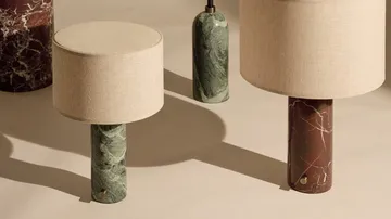 Gravity L Tischleuchte - Emerald marble-white - GUBI