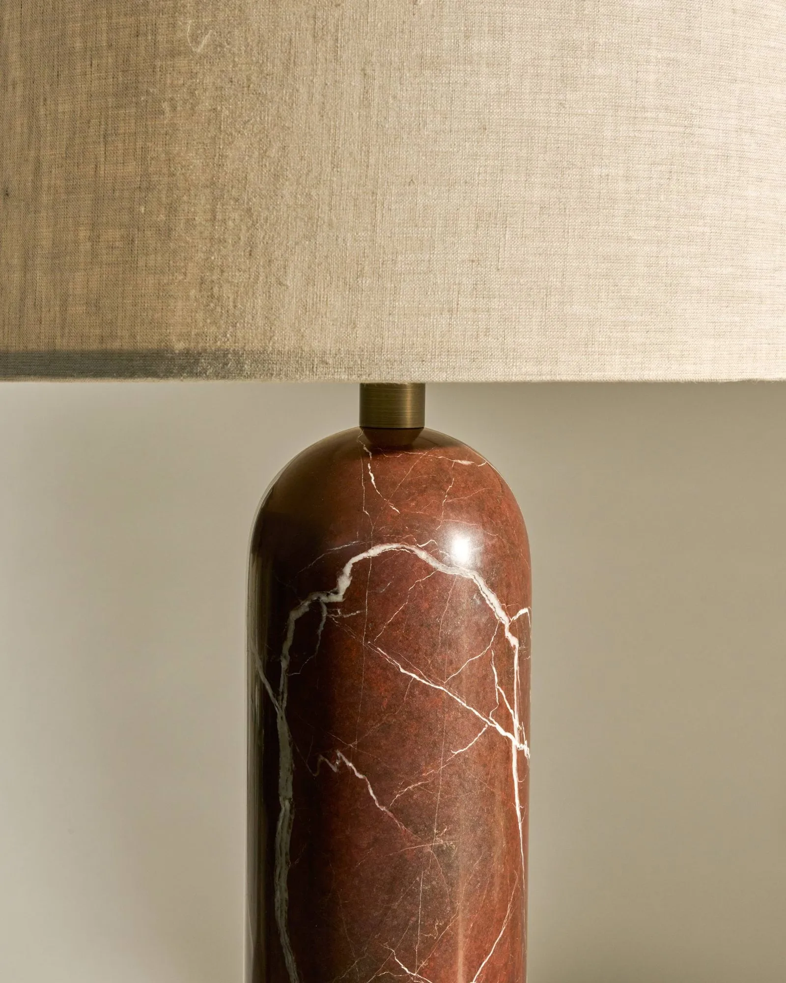 Gravity L Tischleuchte, Maroon marble-canvas GUBI