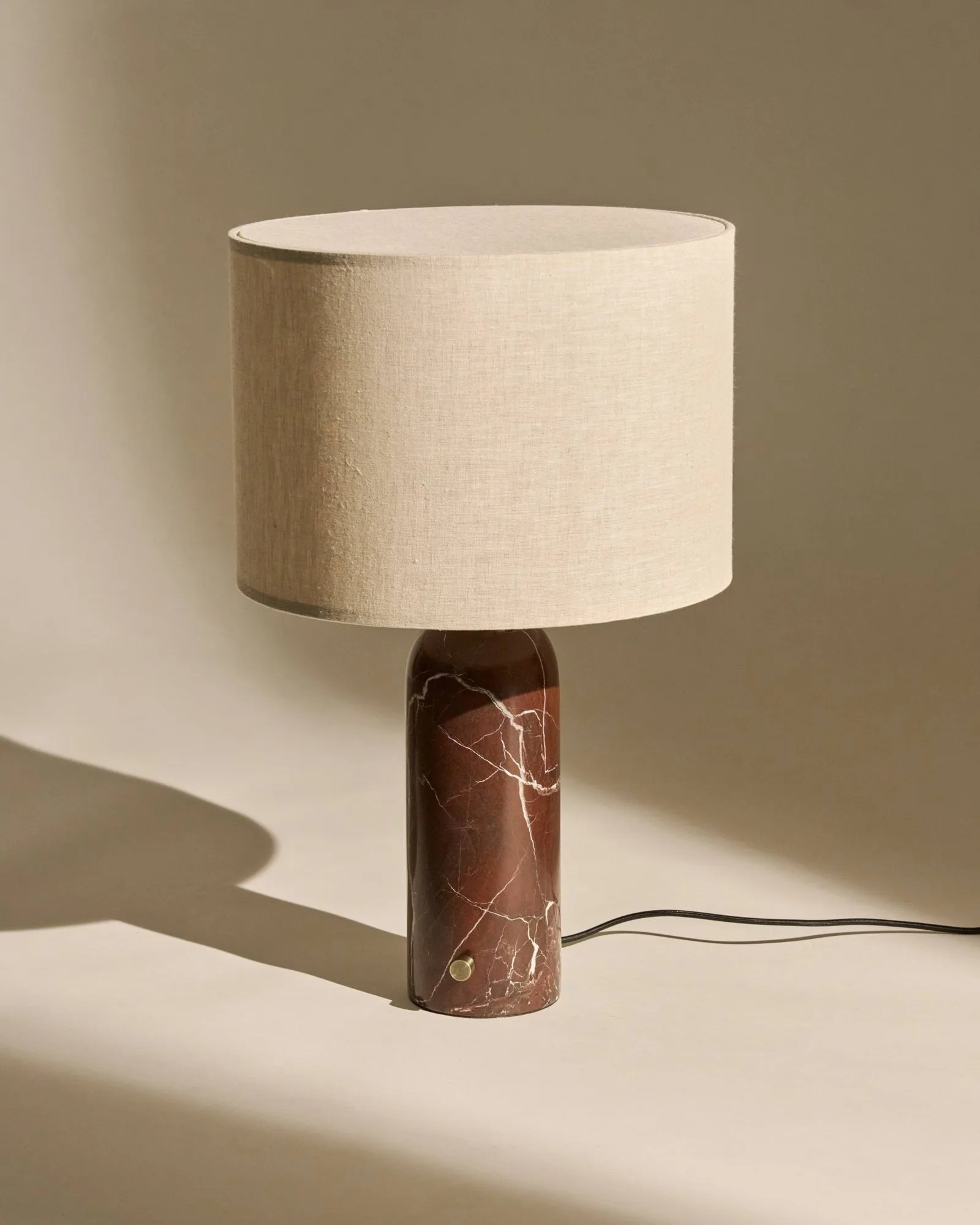 Gravity L Tischleuchte, Maroon marble-canvas GUBI