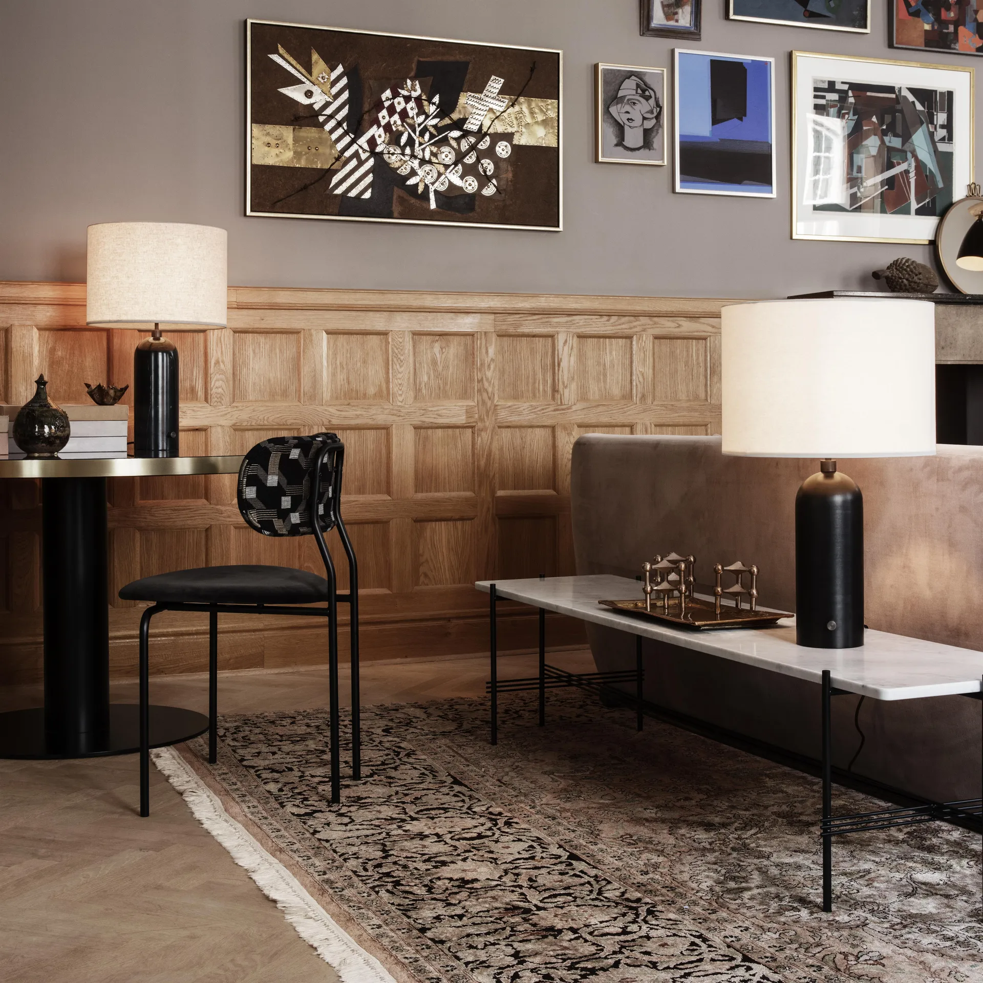 Gravity S Tischleuchte, Blackend steel, weißer Schirm GUBI