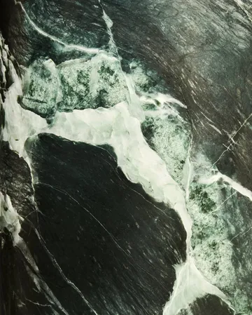 Gravity S Tischleuchte - Emerald marble-canvas - GUBI