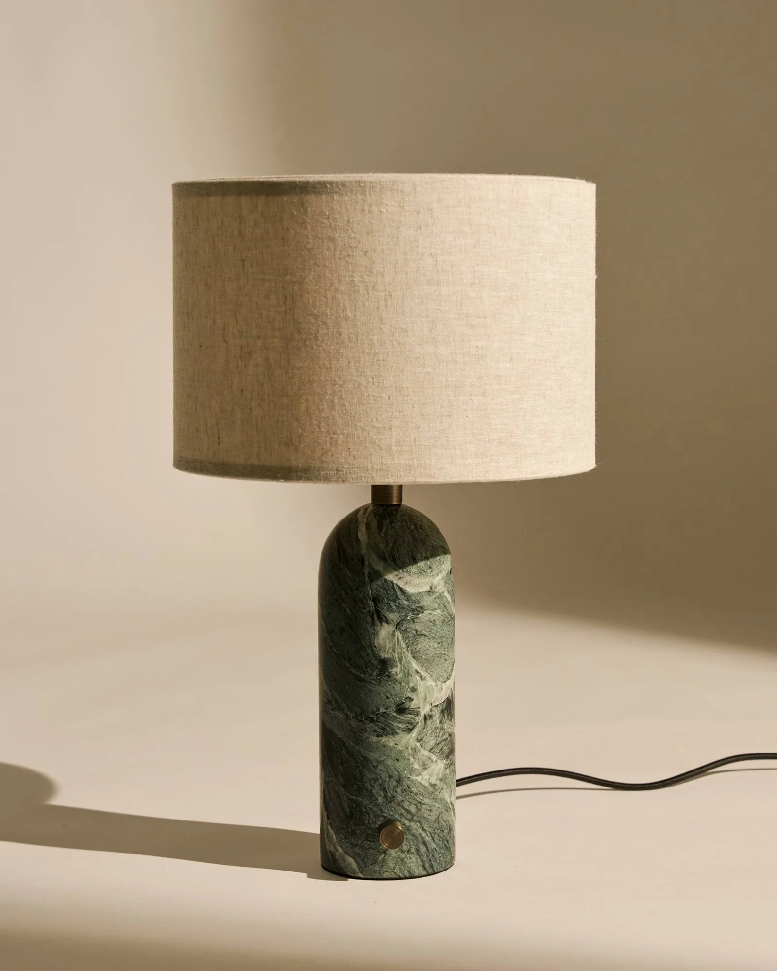 Gravity S Tischleuchte, Emerald marble-canvas GUBI