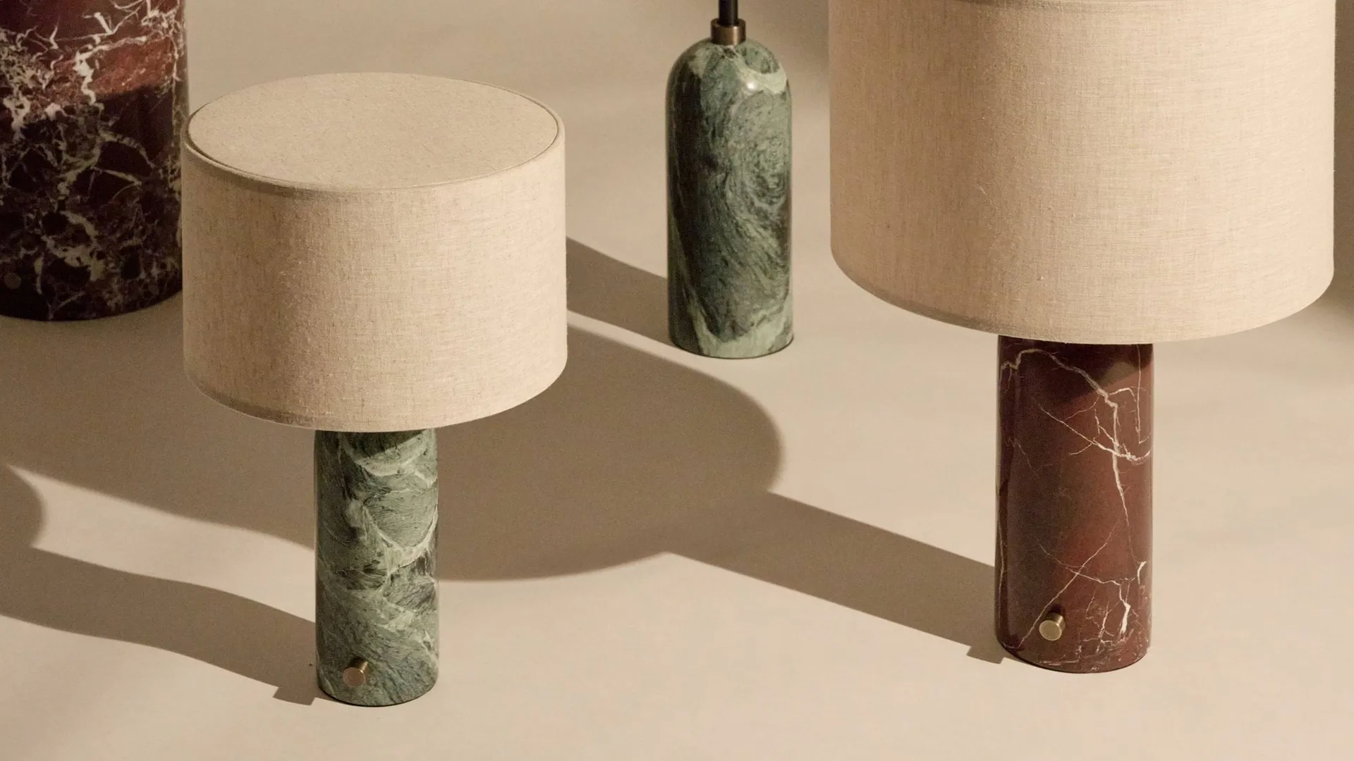 Gravity S Tischleuchte, Emerald marble-white GUBI