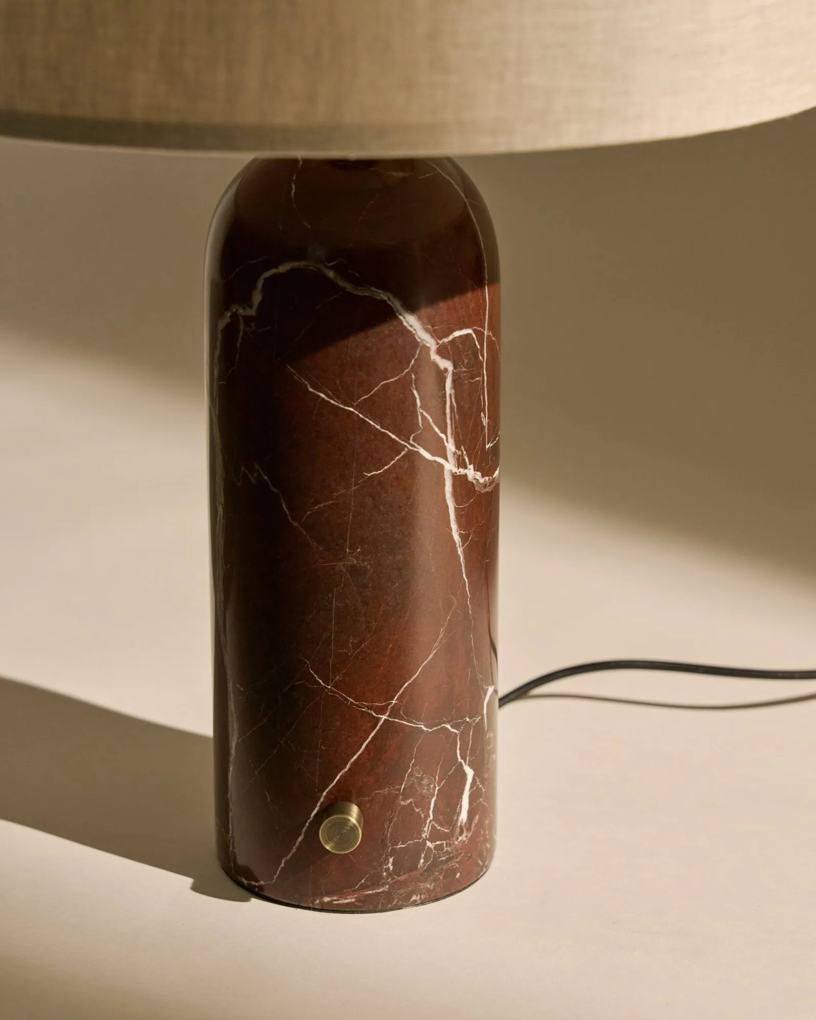Gravity S Tischleuchte, Maroon marble-canvas GUBI