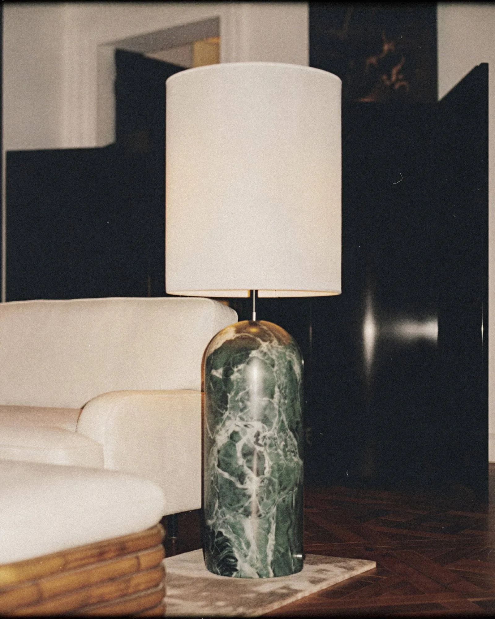 Gravity XL Stehleuchte, Emerald marble-white GUBI
