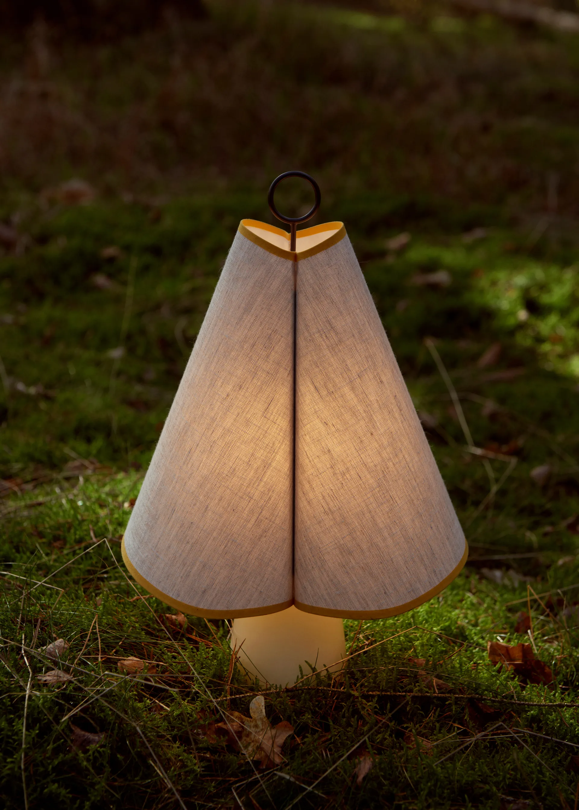 Hornbæk tragbare Tischlampe, Poppy yellow GUBI