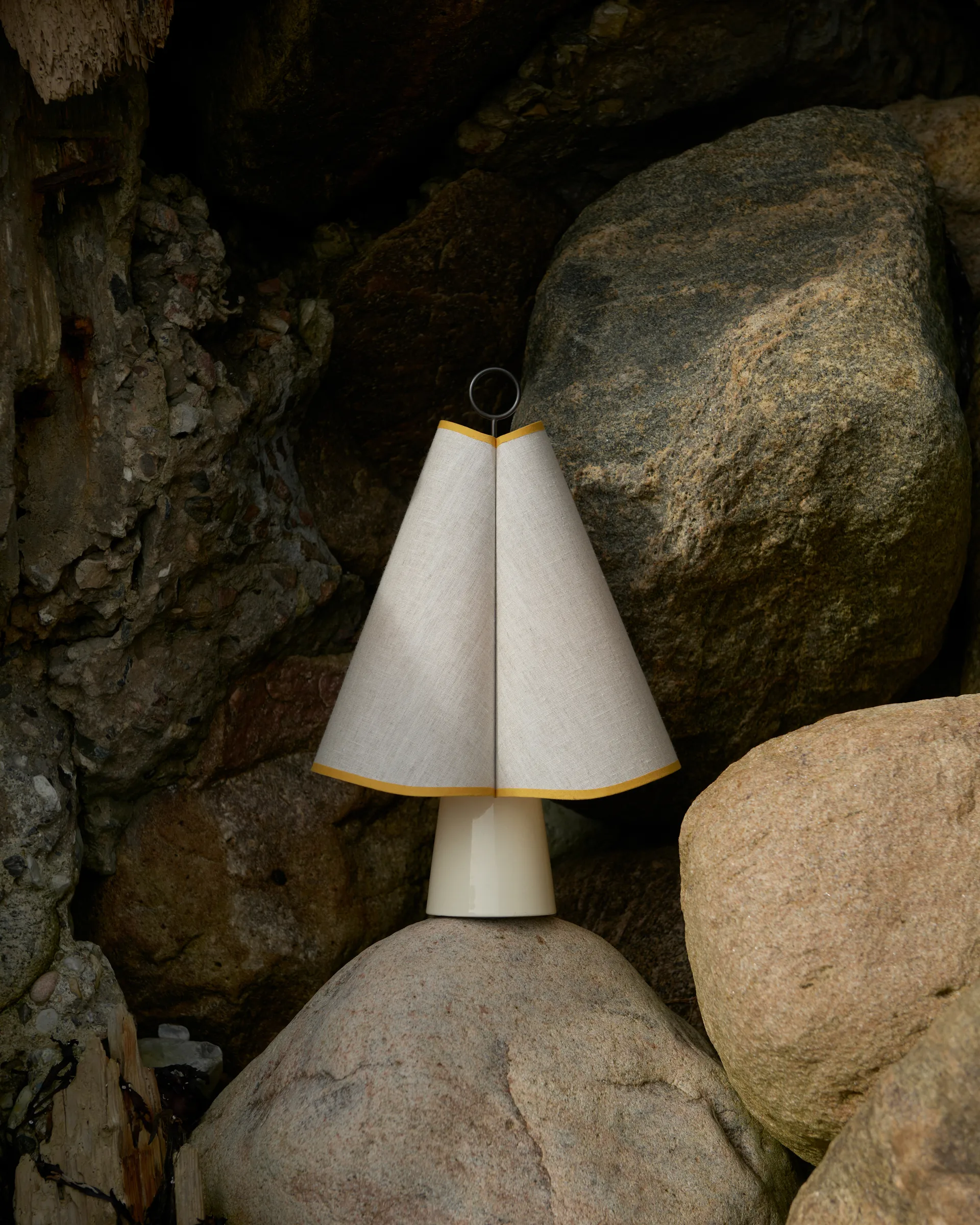 Hornbæk tragbare Tischlampe, Poppy yellow GUBI