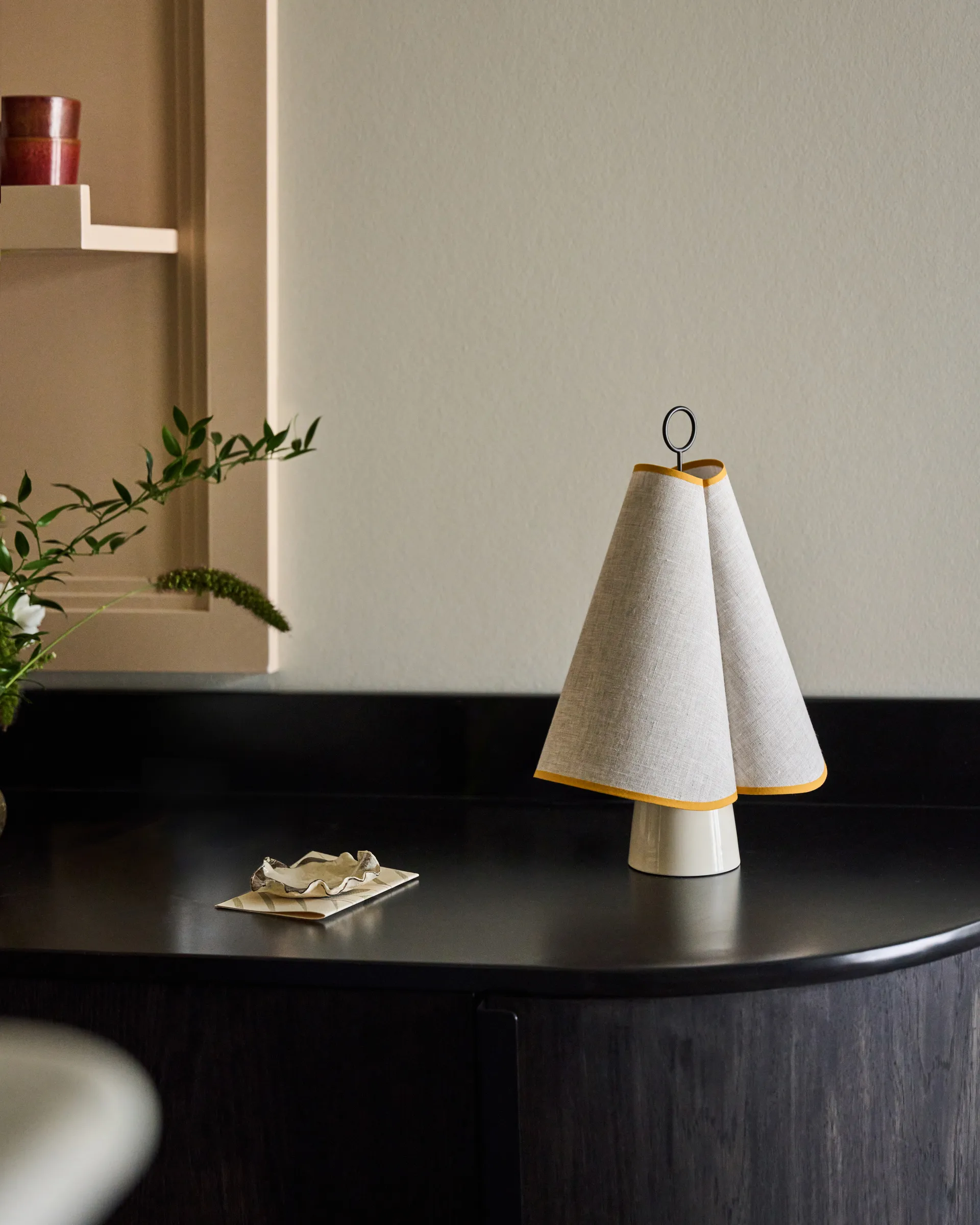 Hornbæk tragbare Tischlampe, Poppy yellow GUBI