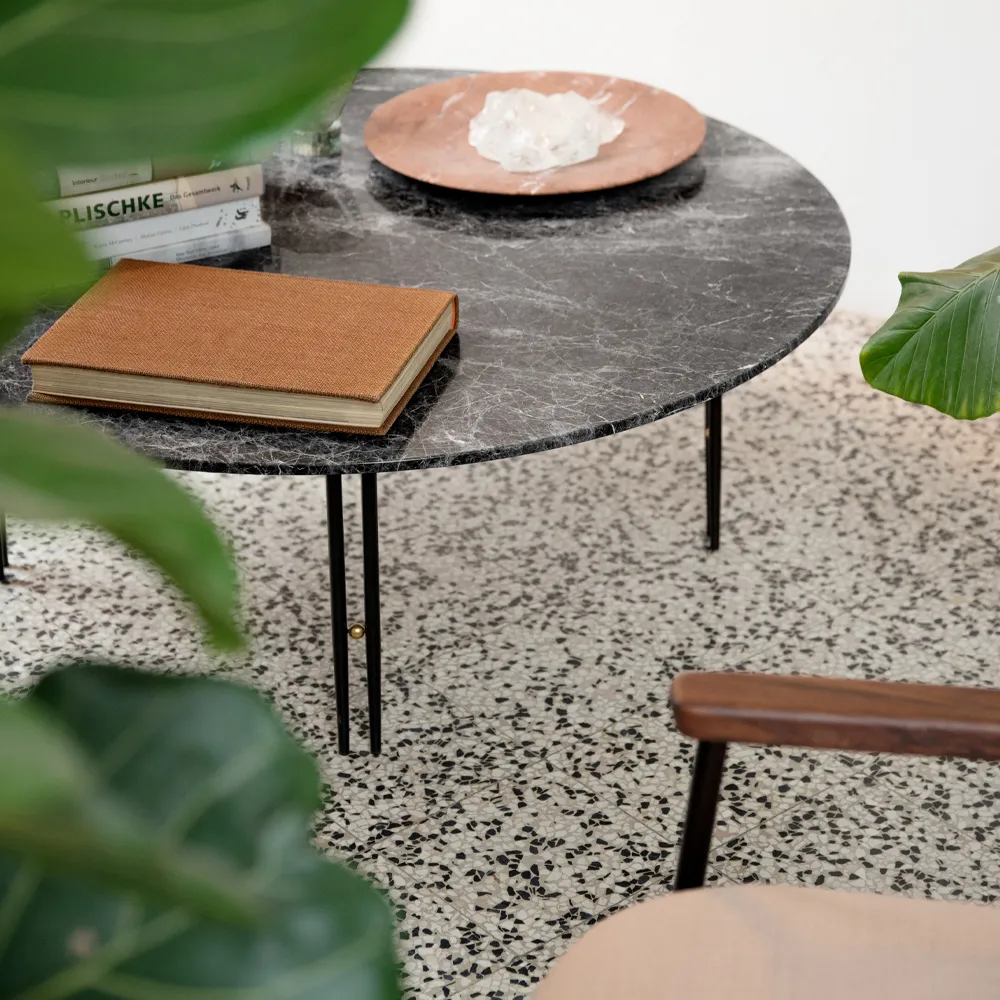 IOI Couchtisch, White carrara marble-schwarzes Gestell Ø100 GUBI