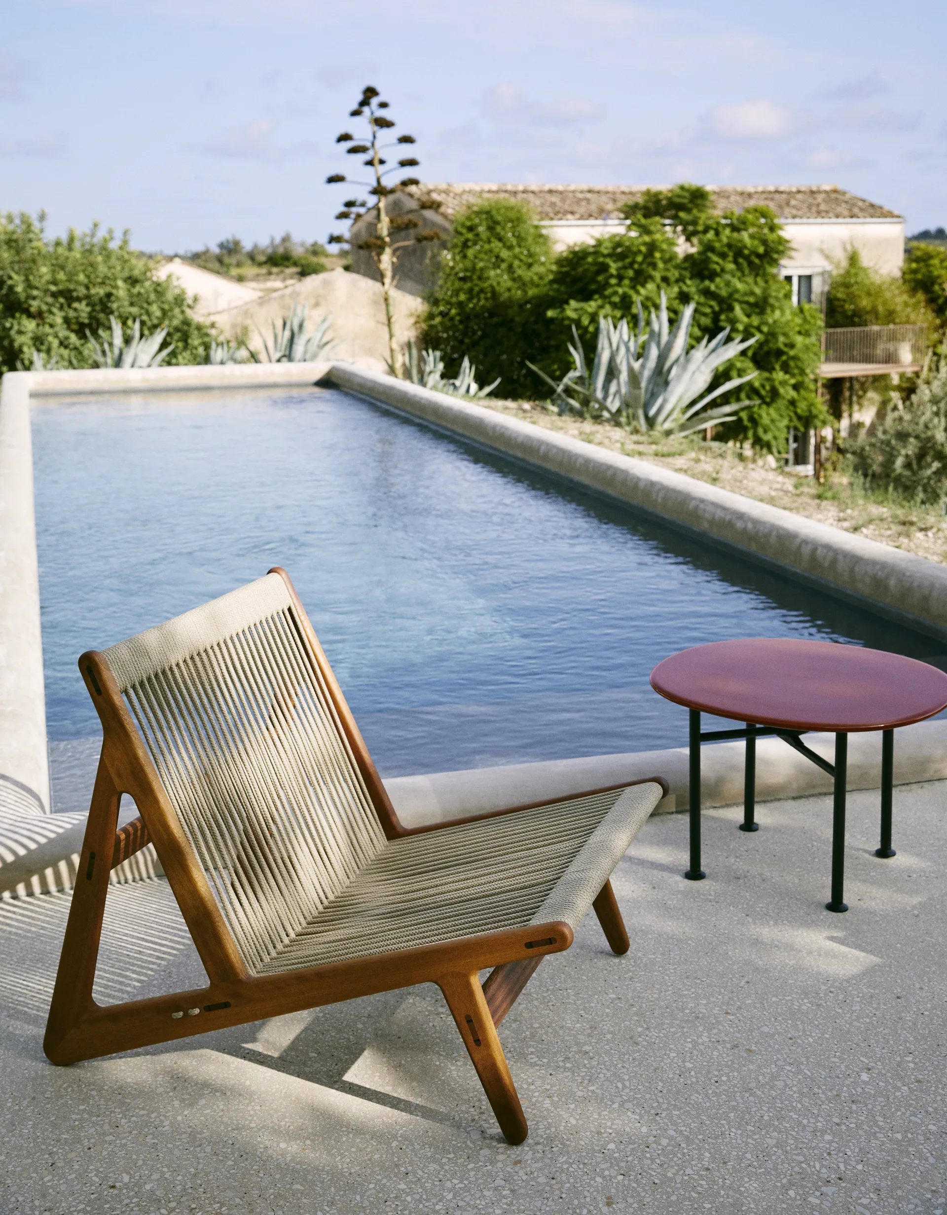 MR01 Initial outdoor lounge chair, Irokoholz geölt GUBI