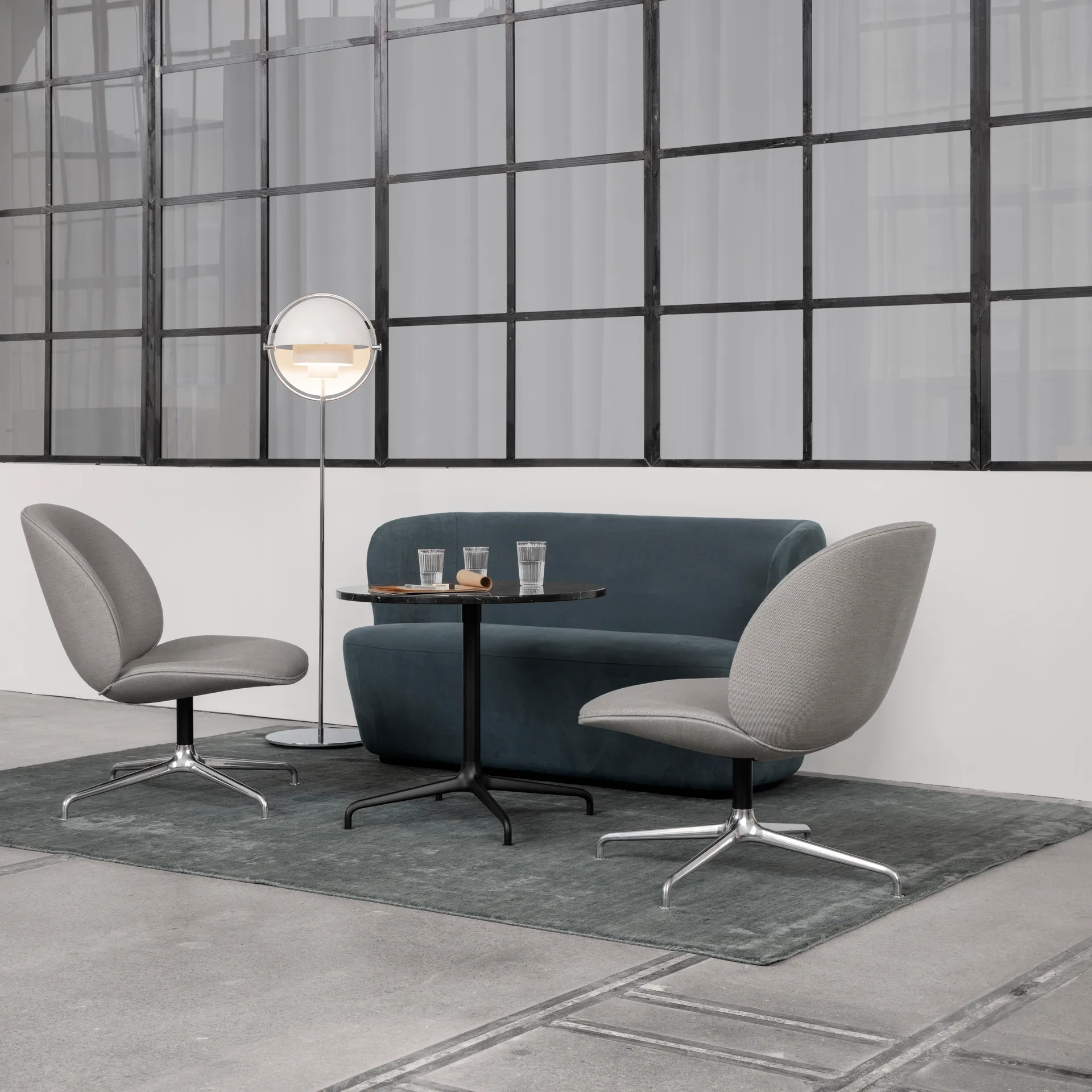 Multi-Lite Stehleuchte, Chrom-weiß GUBI