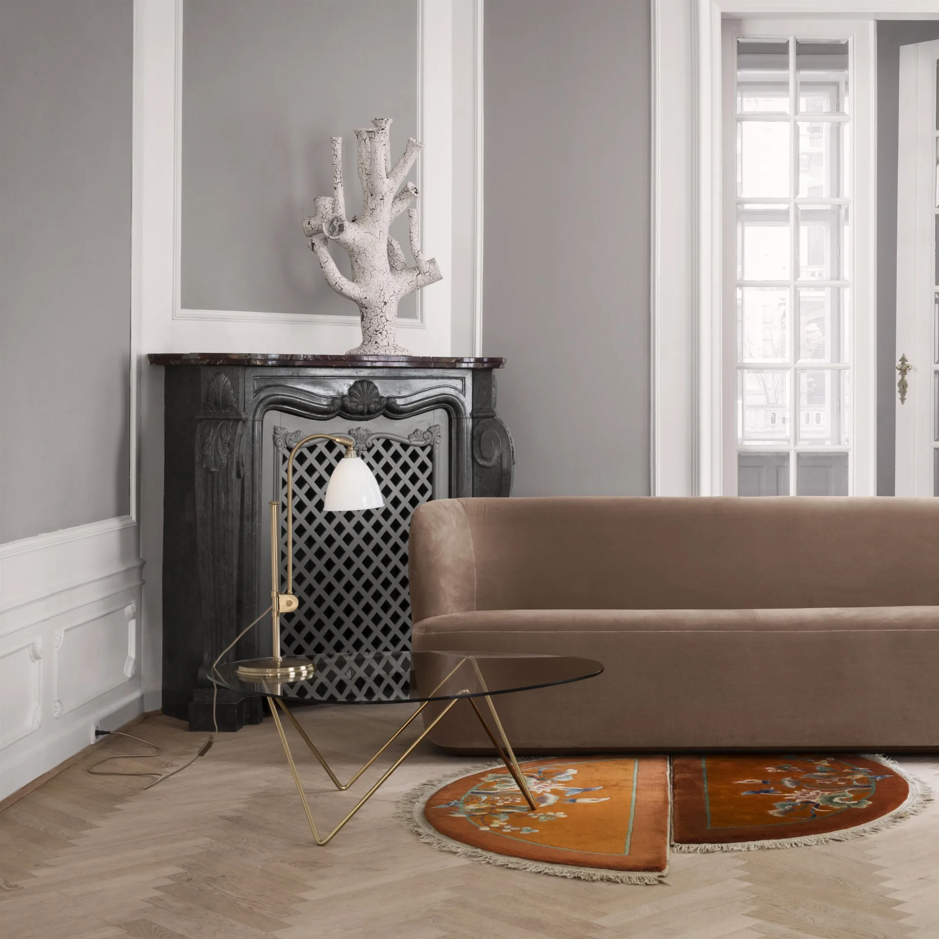 Pedrera Beistelltisch, Beine aus Messing GUBI