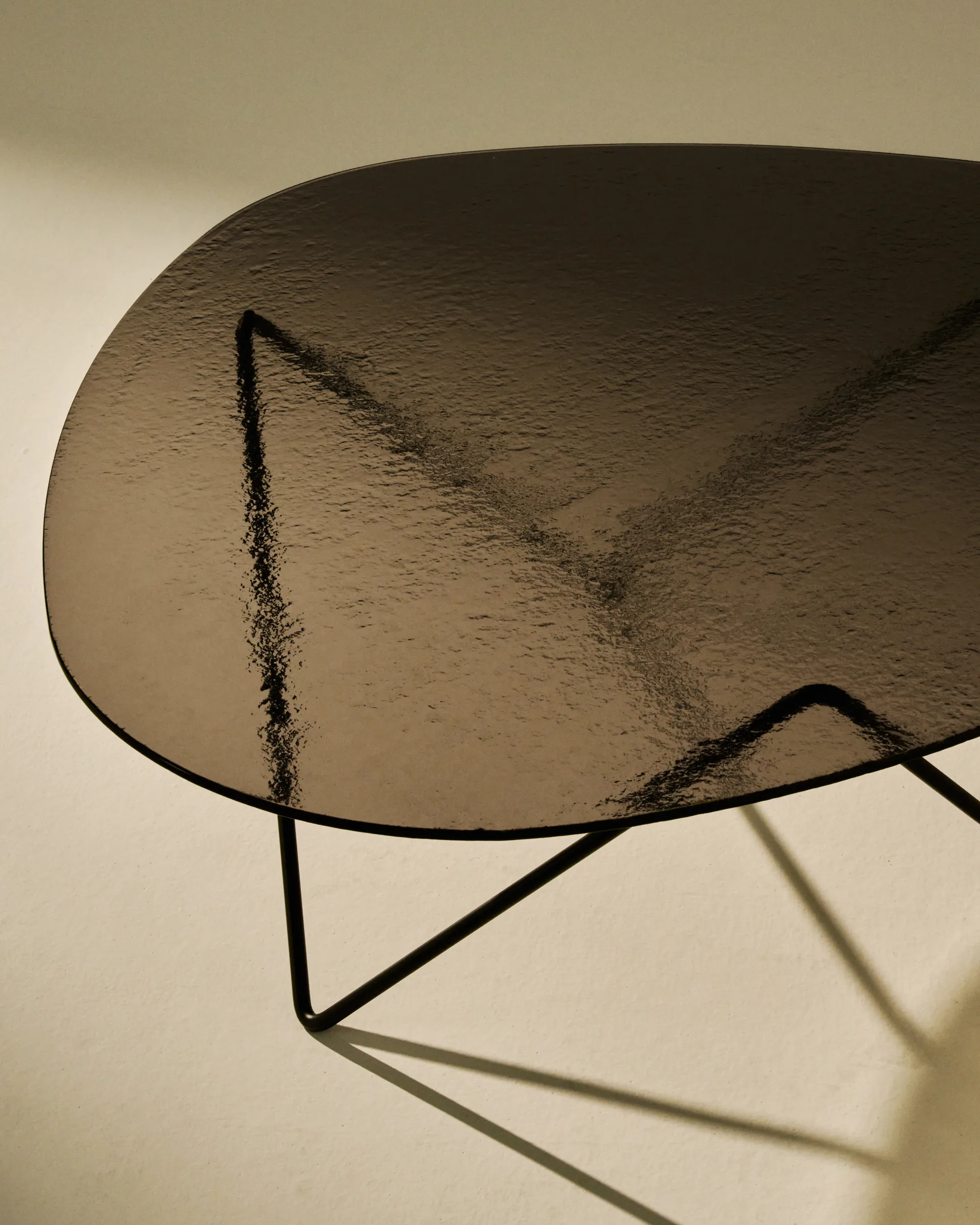 Pedrera Beistelltisch, Schwarz semimatt-Strukturglas brons GUBI