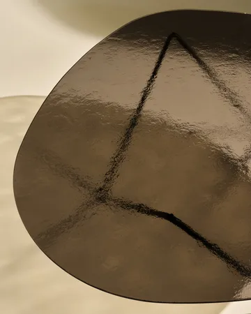 Pedrera Beistelltisch - Schwarz semimatt-Strukturglas brons - GUBI