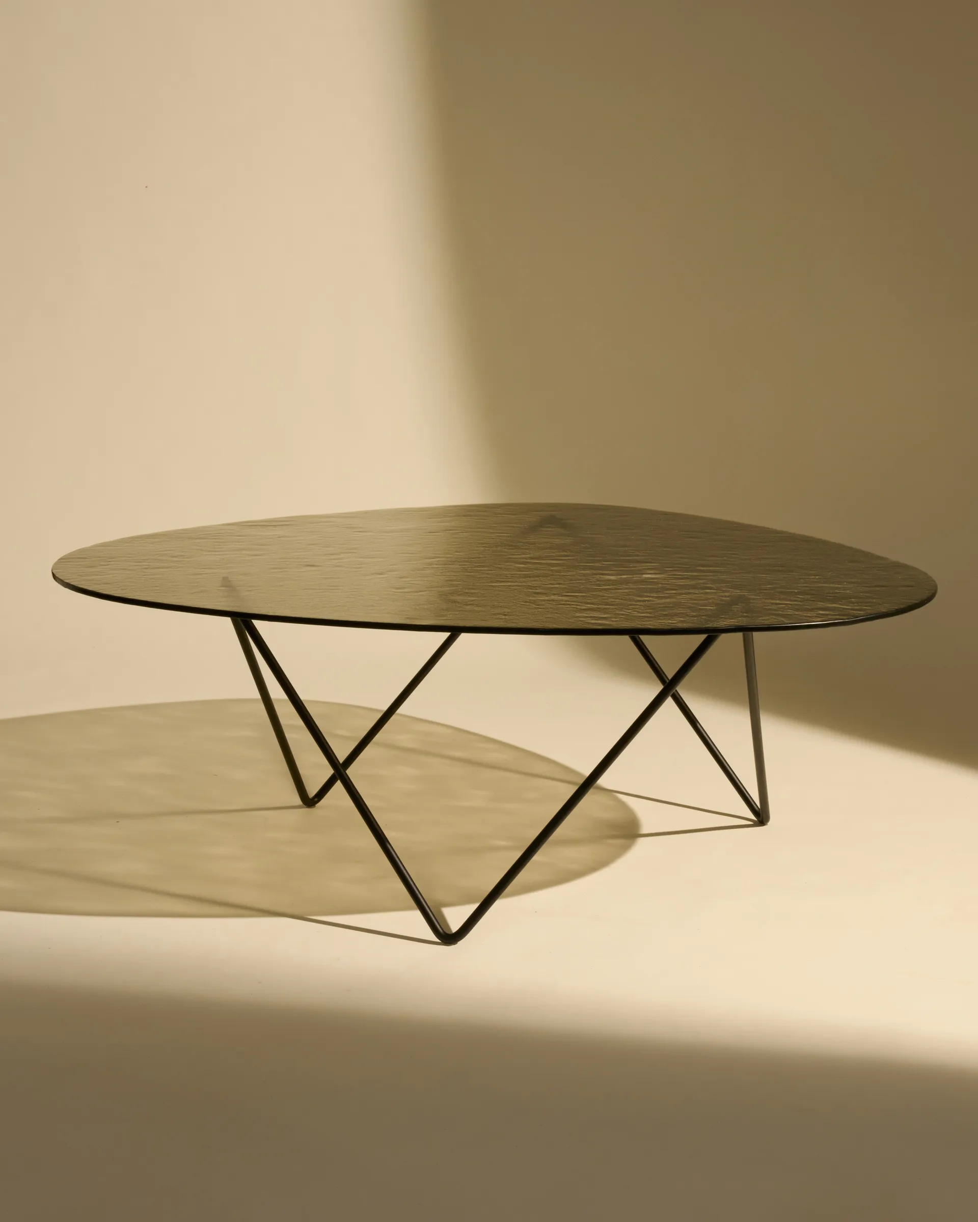 Pedrera Couchtisch, Schwarz semimatt-Strukturglas brons GUBI