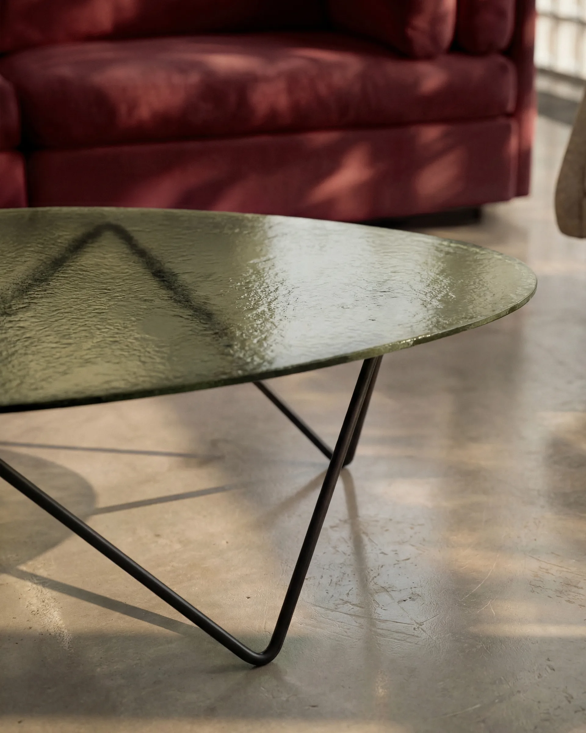 Pedrera Couchtisch, Schwarz semimatt-Strukturglas transparent GUBI