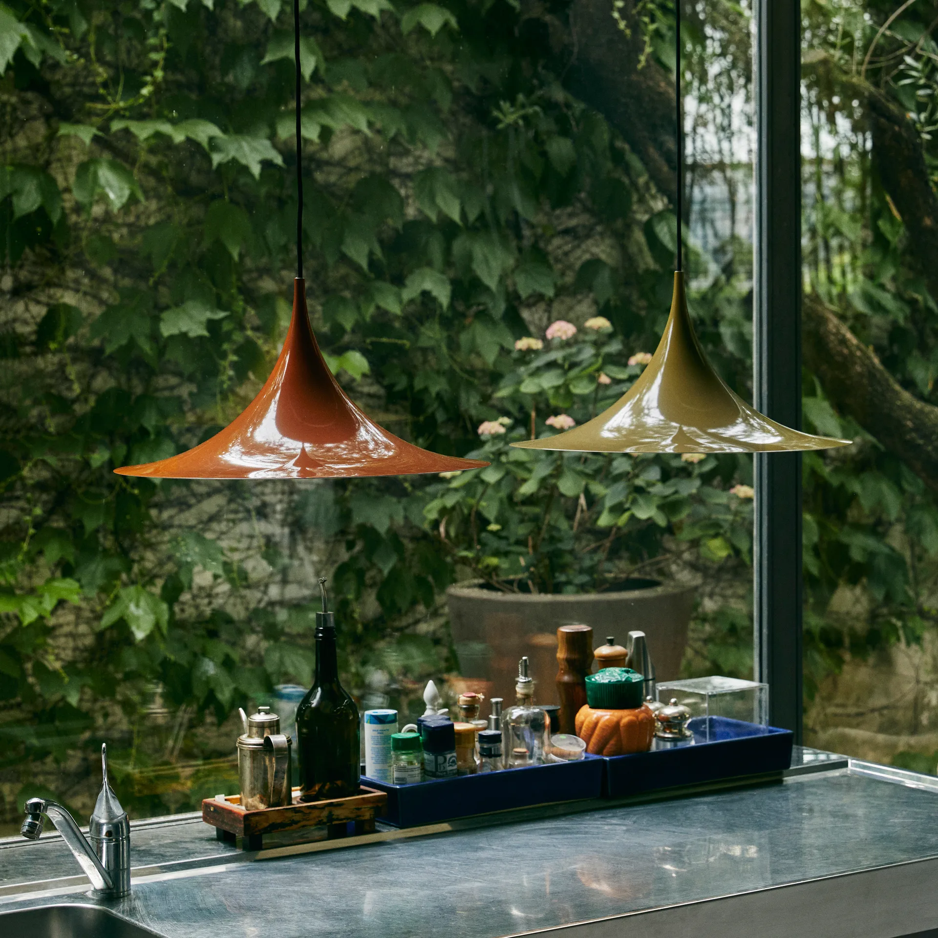 Semi Pendelleuchte Ø 30cm, Fennel seed glossy GUBI