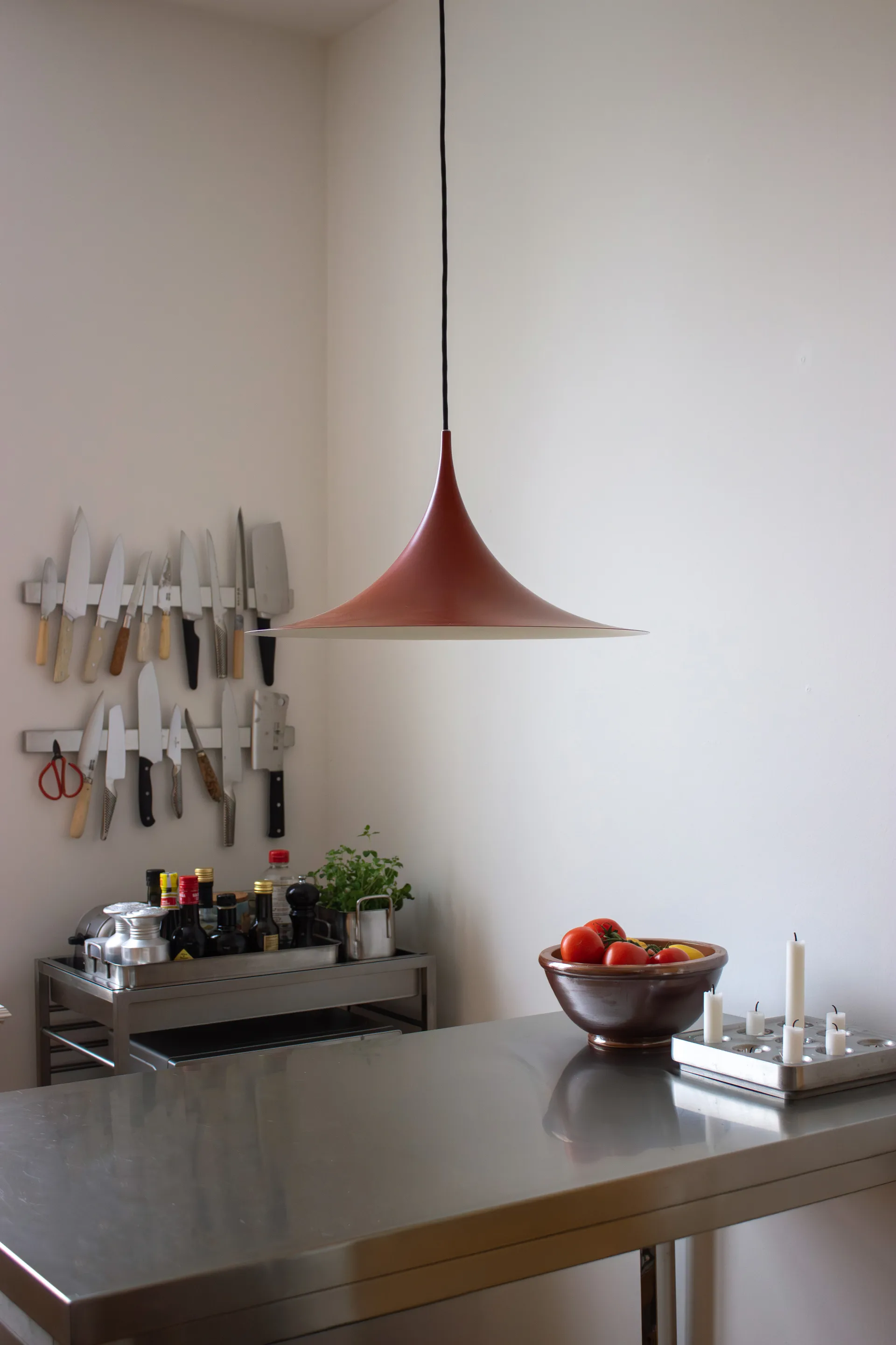 Semi Pendelleuchte Ø 47cm, Special Edition Auburn Red semi matt GUBI