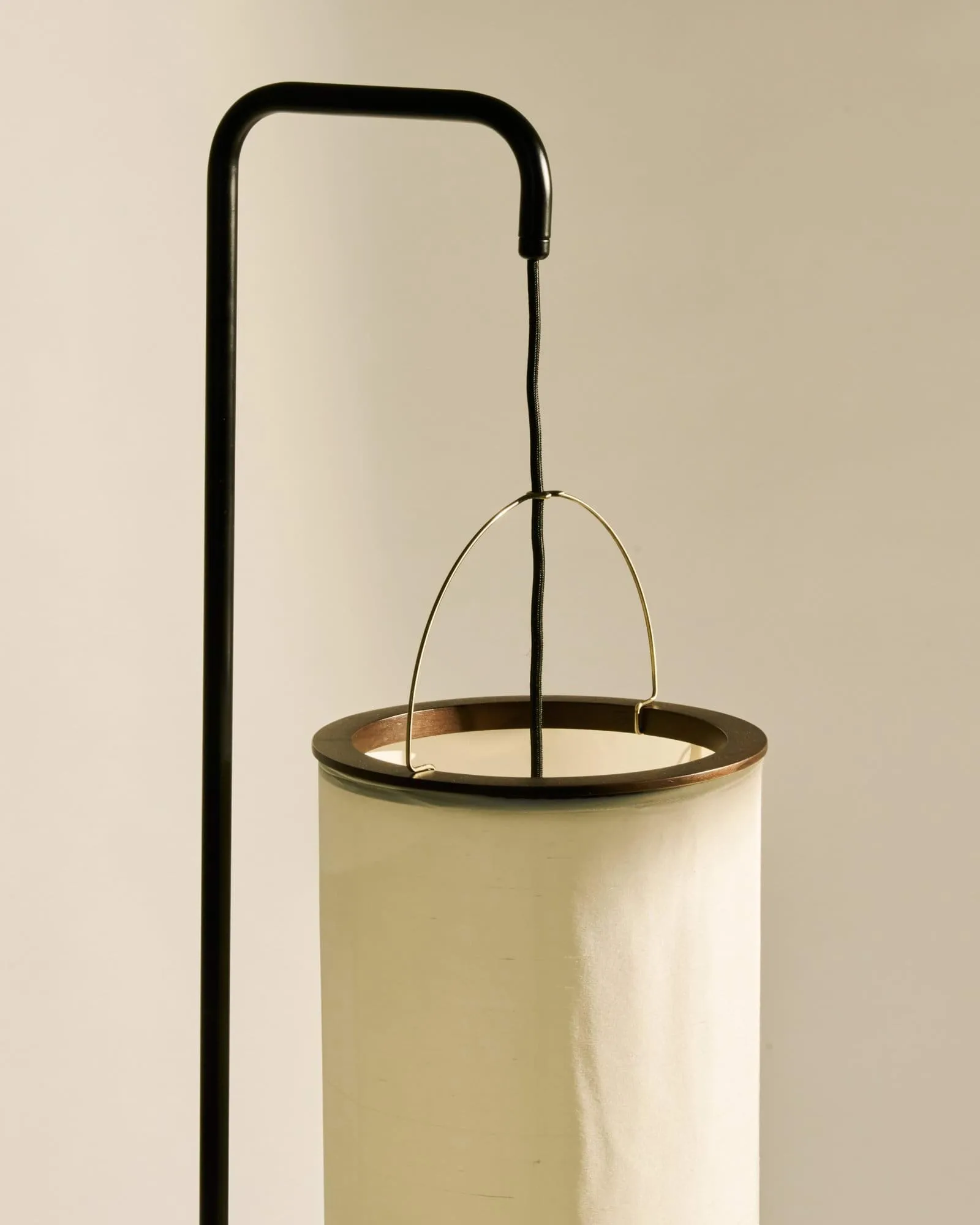Silk Lantern Stehlampe, Natural white silk-semi matt Schwarz, 163 cm GUBI